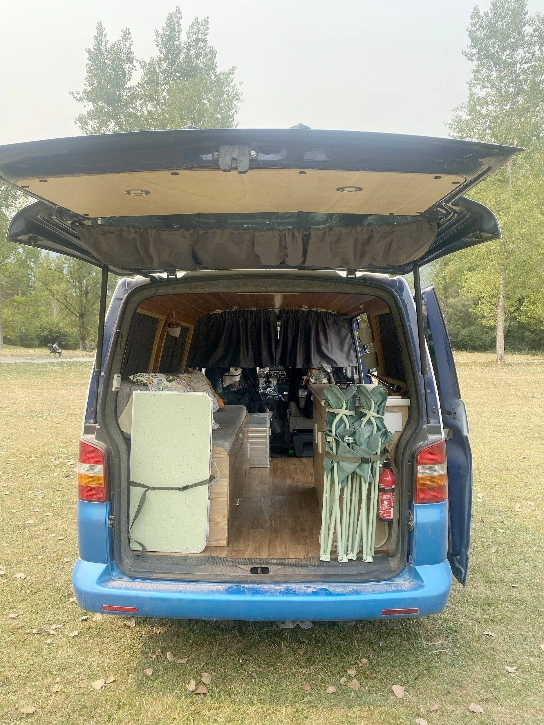 Vue arrière Volkswagen T5 2,5 l 130 ch - Yescapa