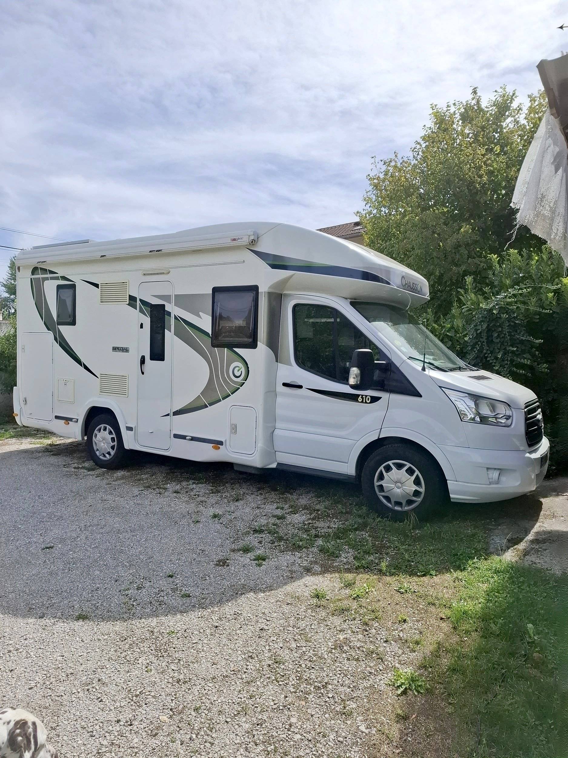 Front view from 3/4  - Yescapa