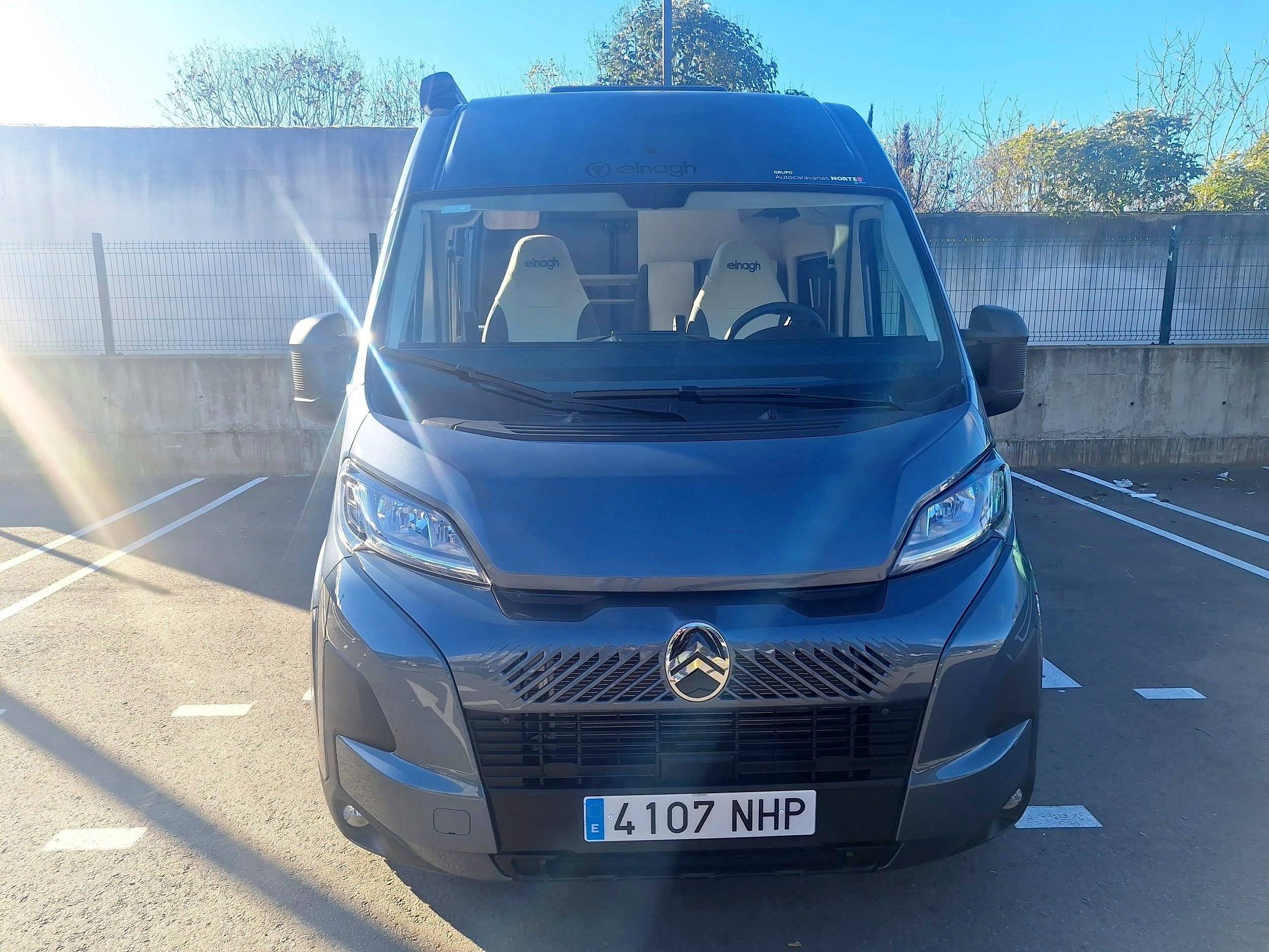 Front view from 3/4 Citroën Jumper - Yescapa