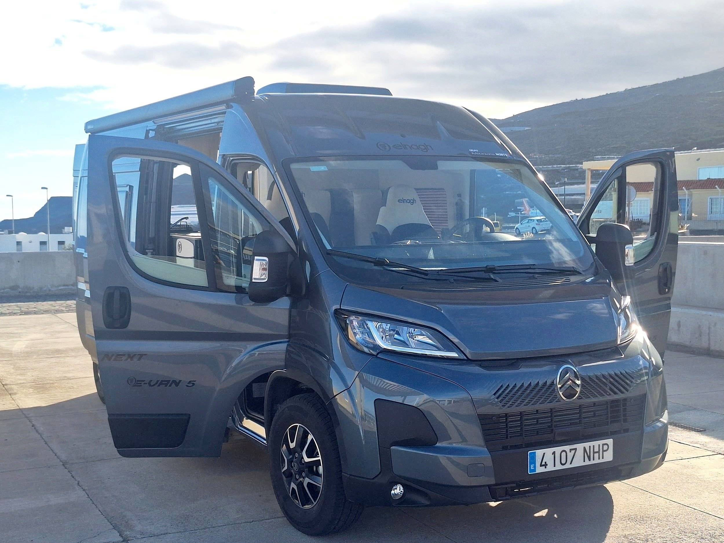 Front view from 3/4 Citroën Jumper - Yescapa