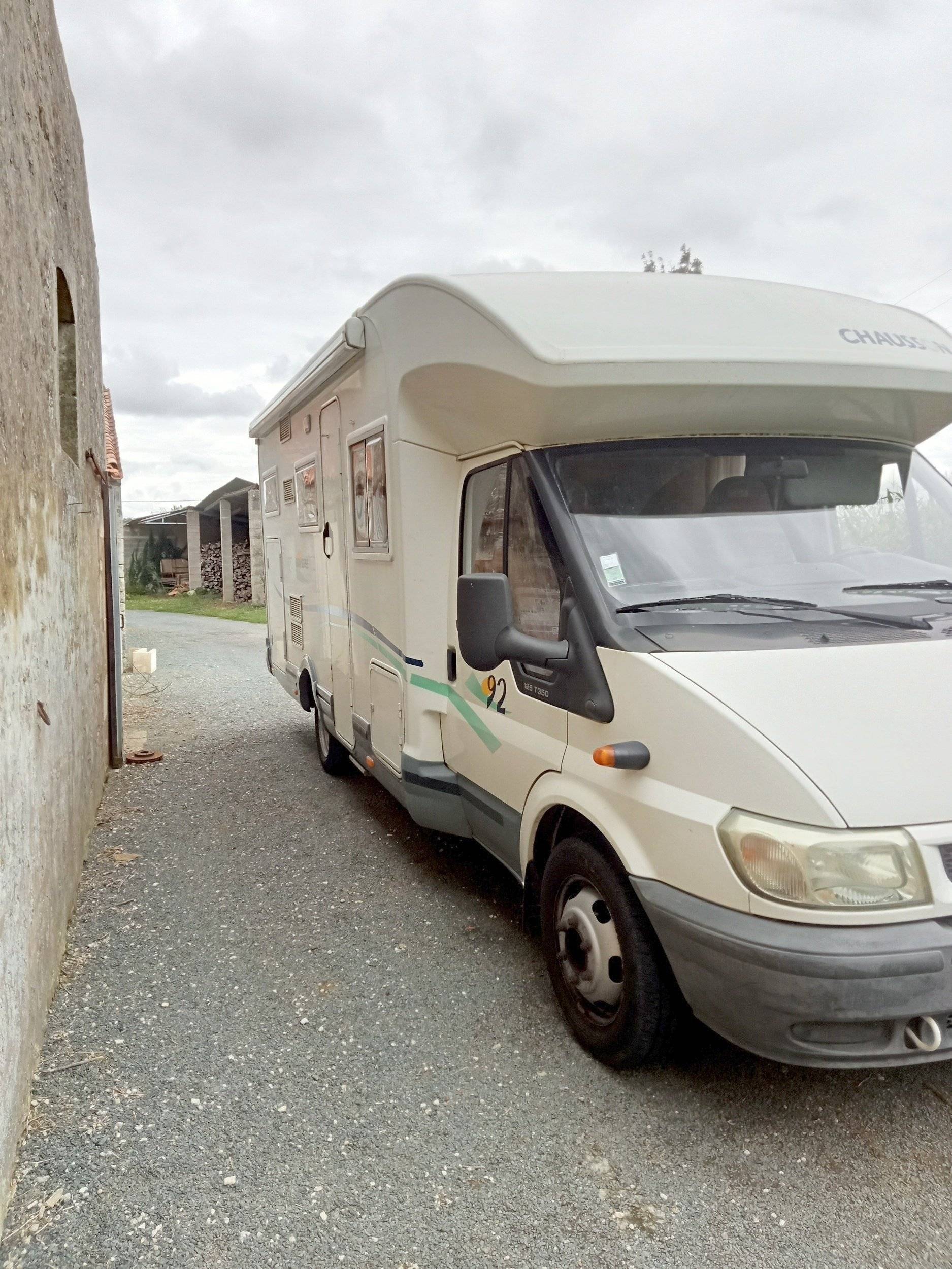 Vue avant de 3/4 Ford - Yescapa