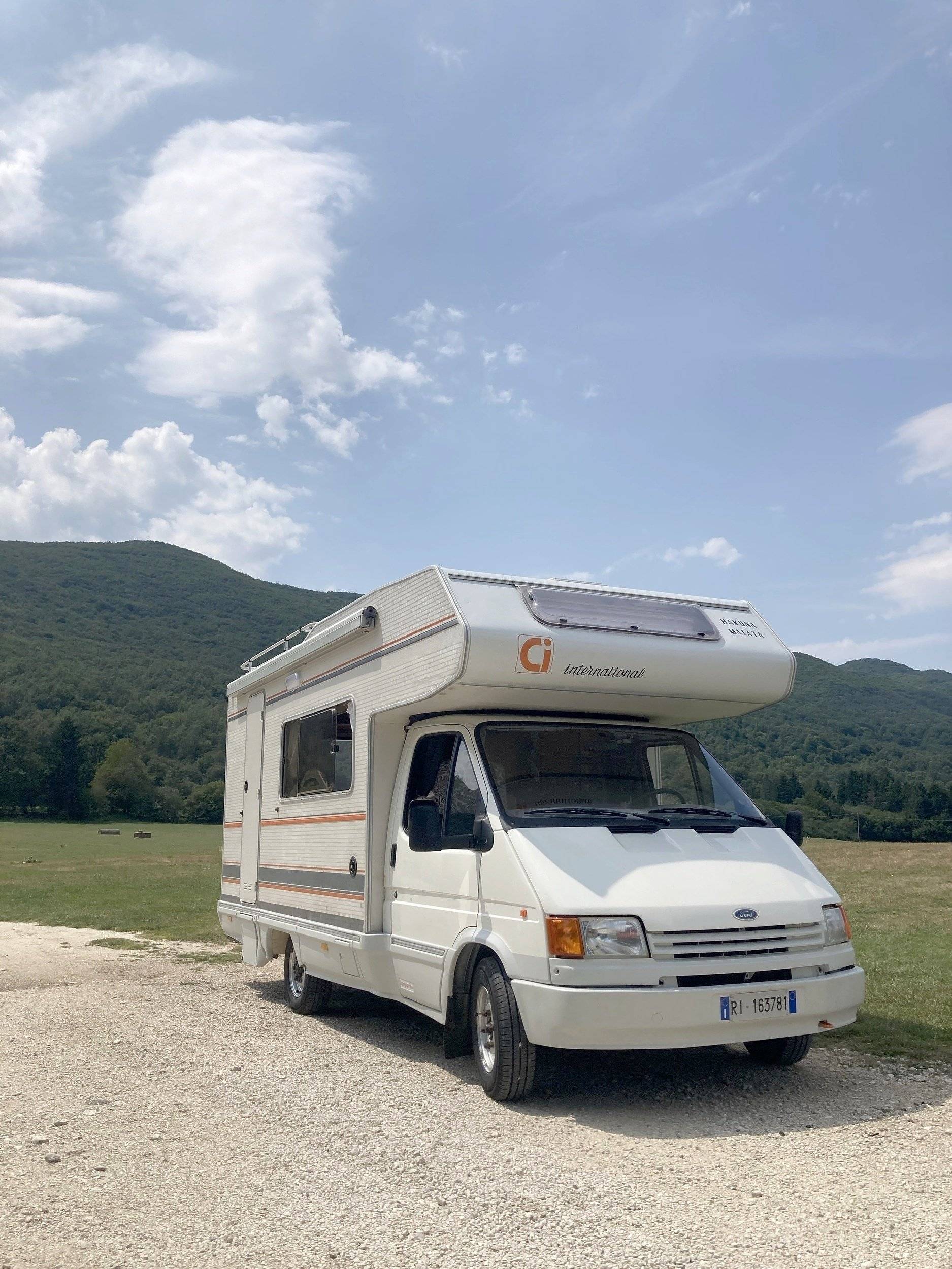 Voorkant 3/4 Ford transit 2,5 D - Yescapa