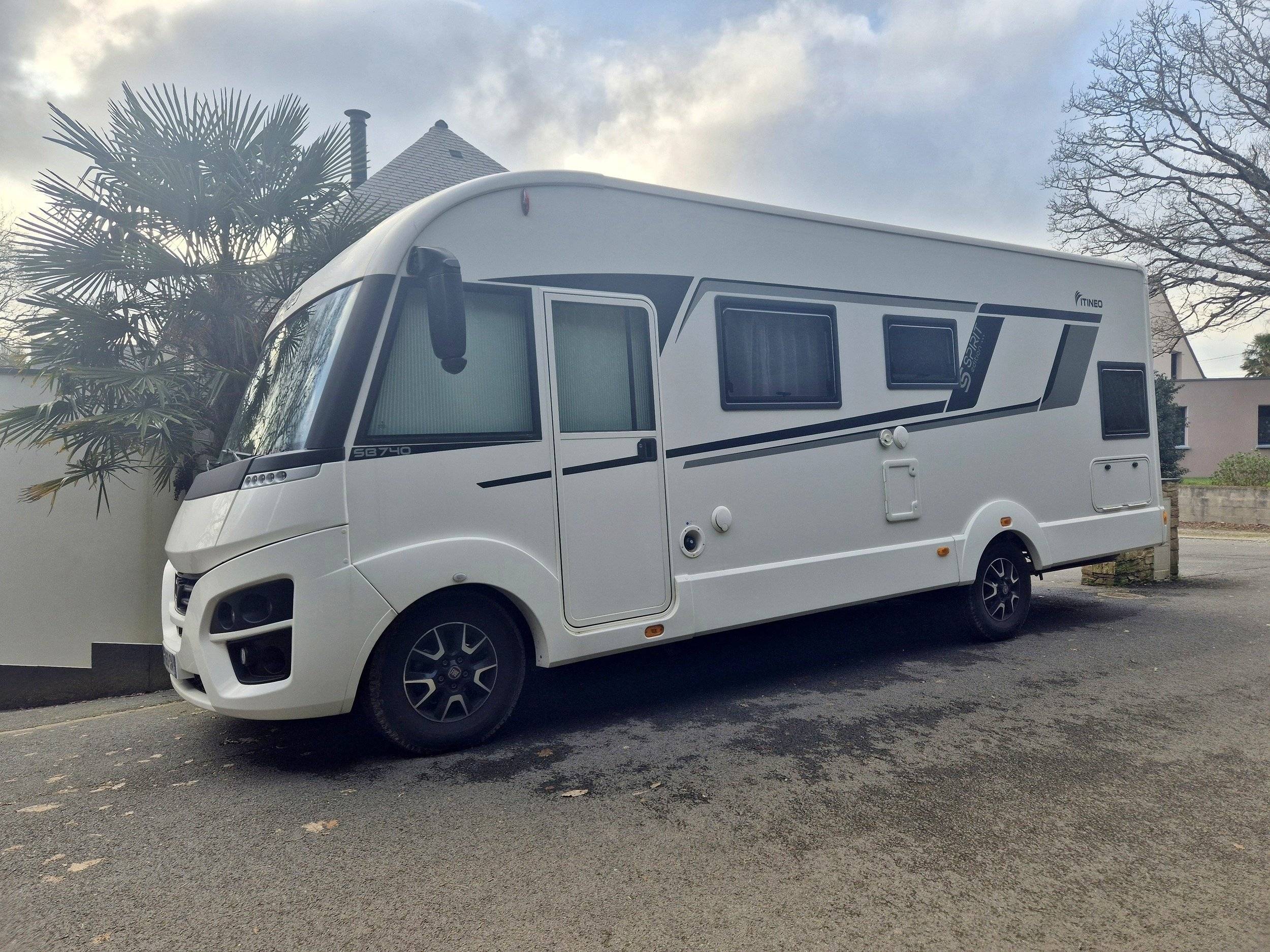 schräge Vorderansicht Fiat - Yescapa