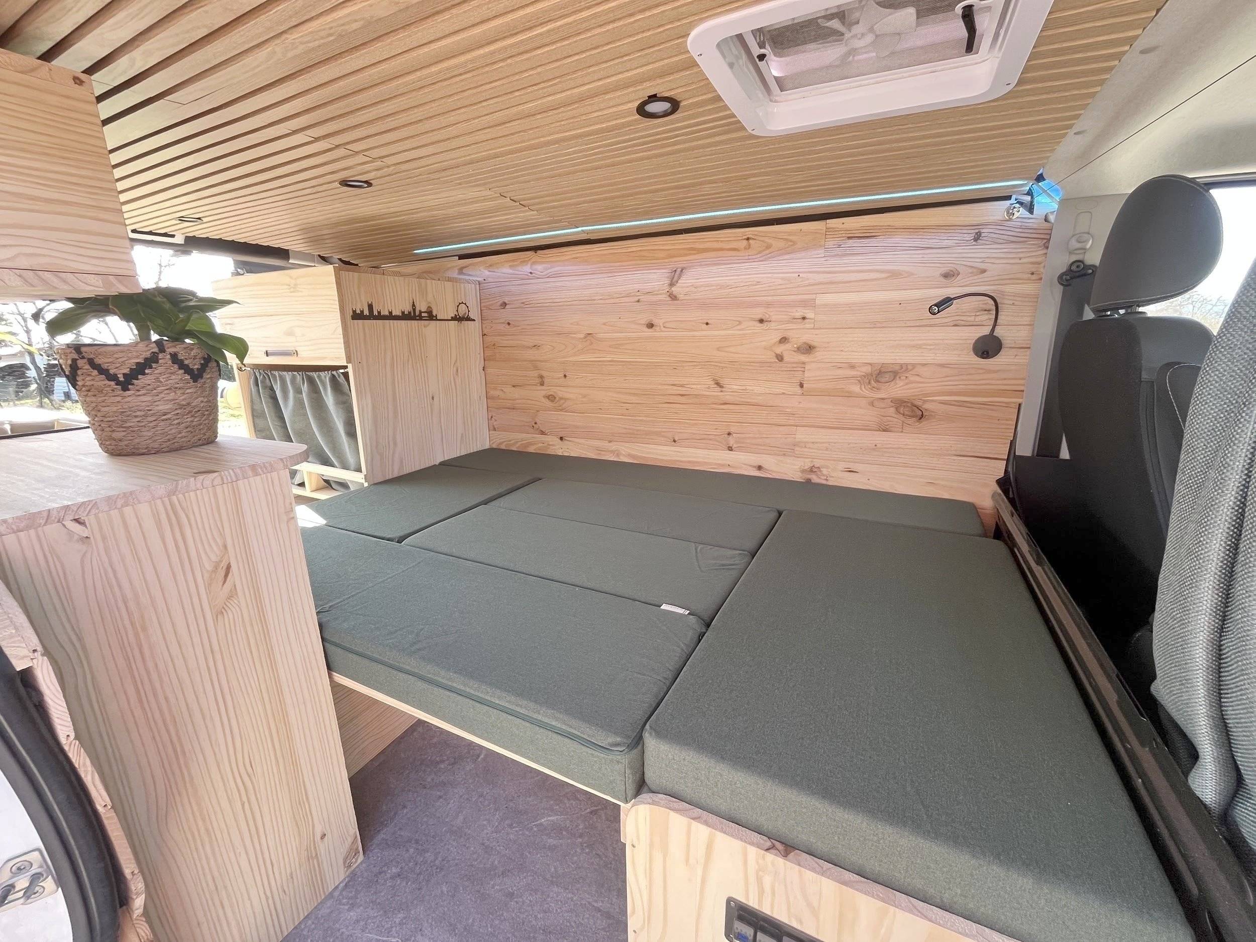 Plazas en cama Renault RENAULT TRAFIC 2.0 DCI 130 - Yescapa