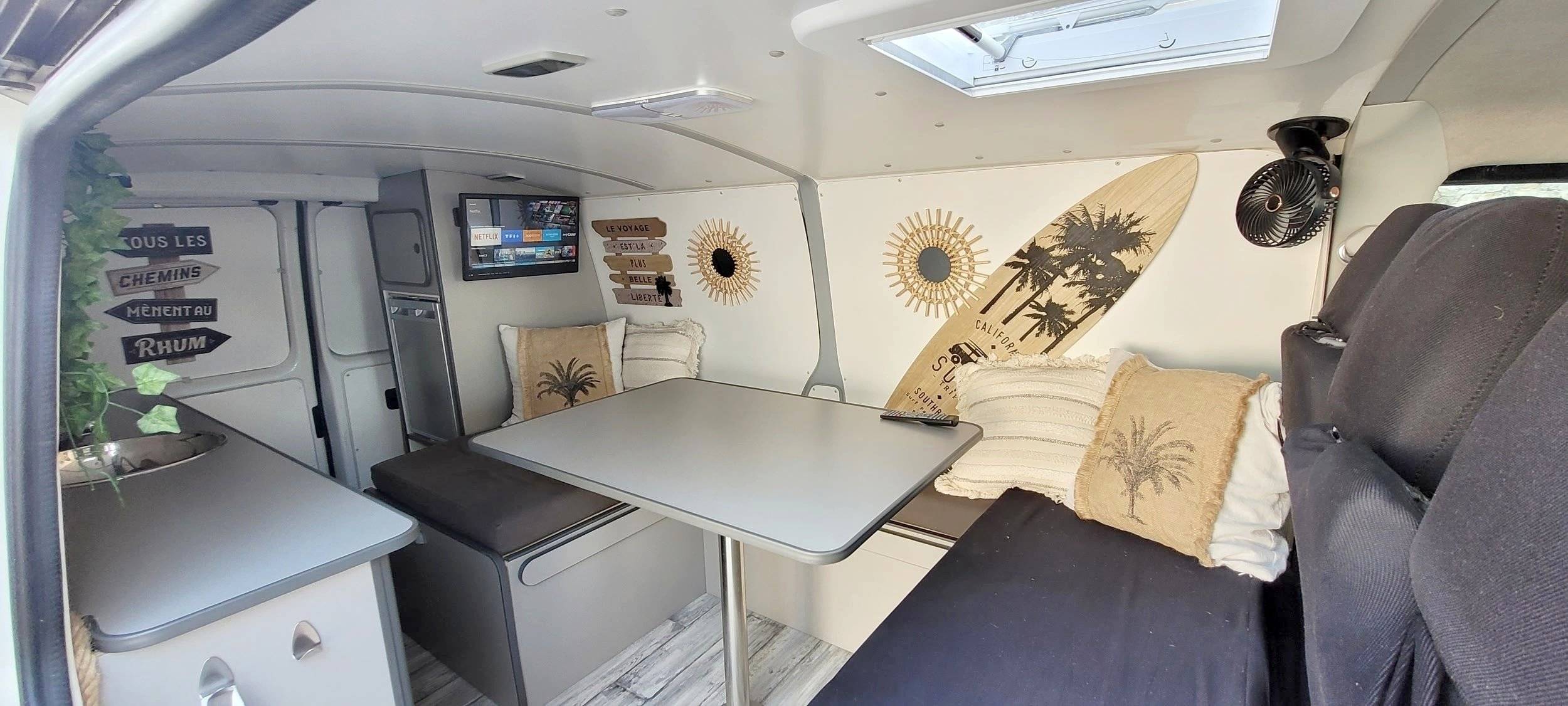 Coin repas Volkswagen T5 Transporter 2,0 TDI 114cv - Yescapa