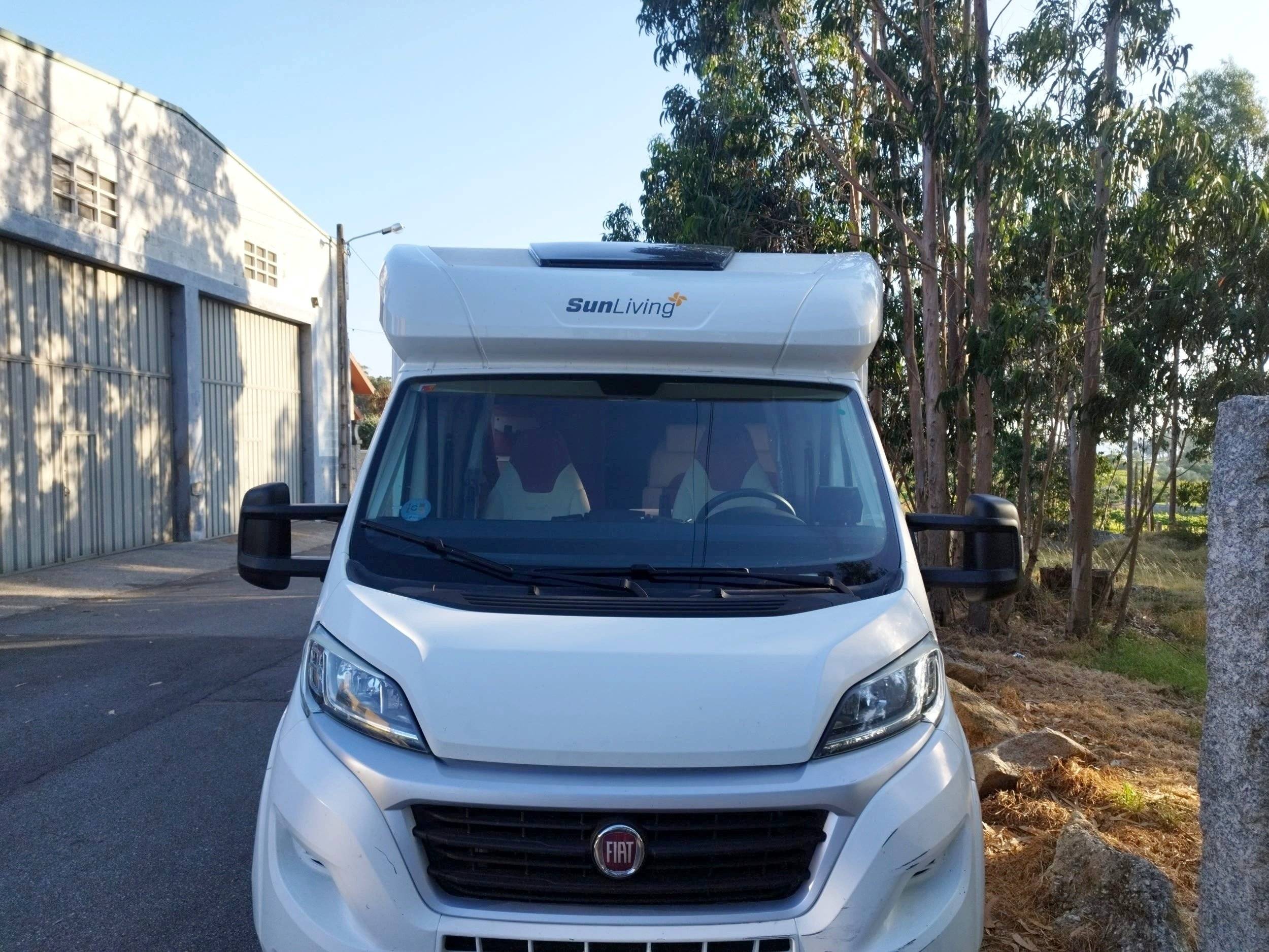 schräge Vorderansicht Fiat 2,3 l 130 ch. - Yescapa