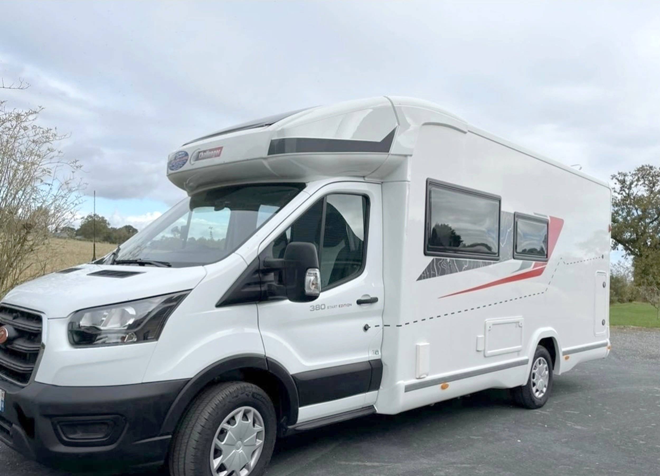 Voorkant 3/4 Ford Transit 2,0 l 170 ch - Yescapa