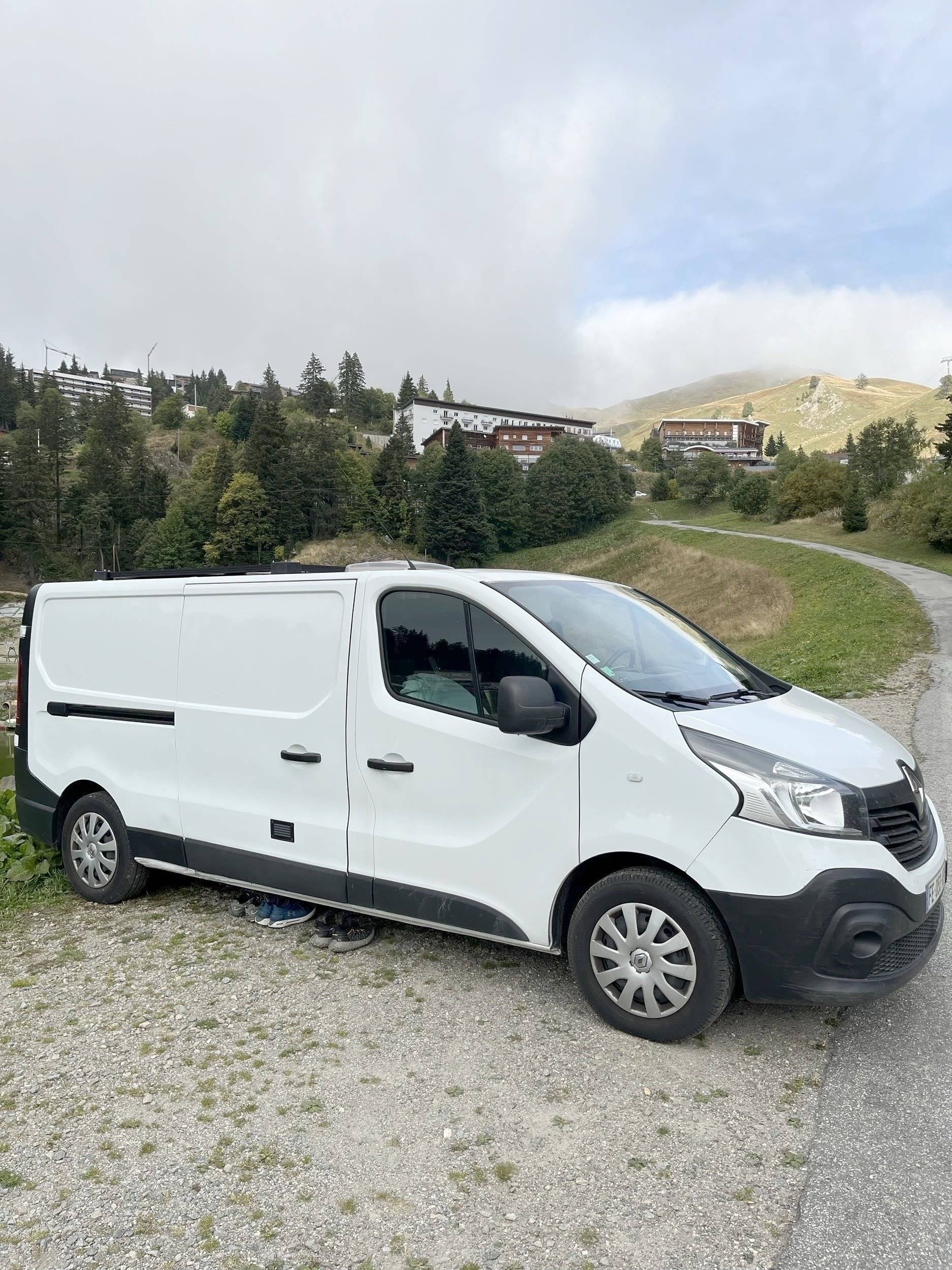 Vista frontale a ¾ Renault Trafic 3 grand confort DCI 130 cv - Yescapa