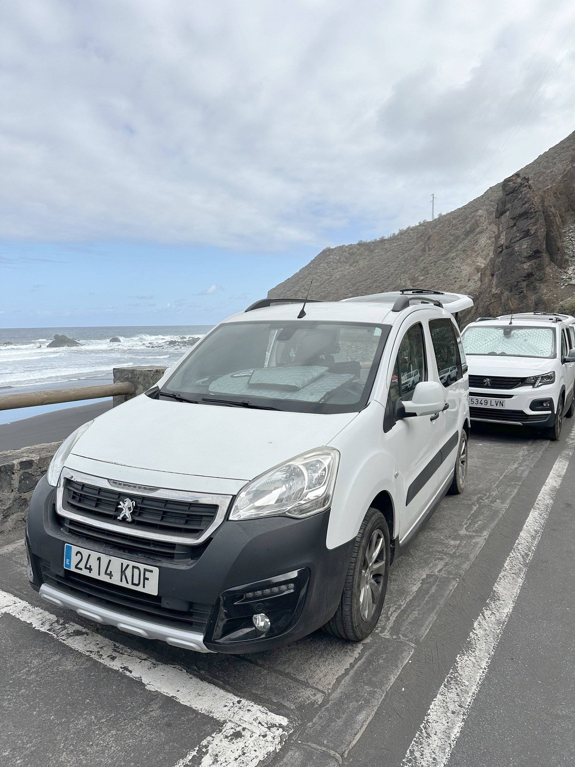 Front view from 3/4 Peugeot - Yescapa