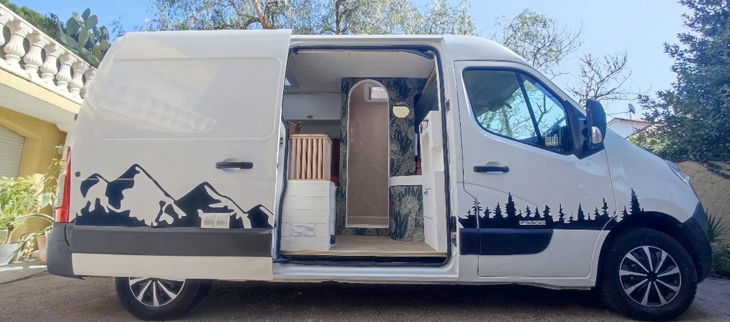 Vue avant de 3/4 Renault Master 2,5 l dCi 100 ch. - Yescapa