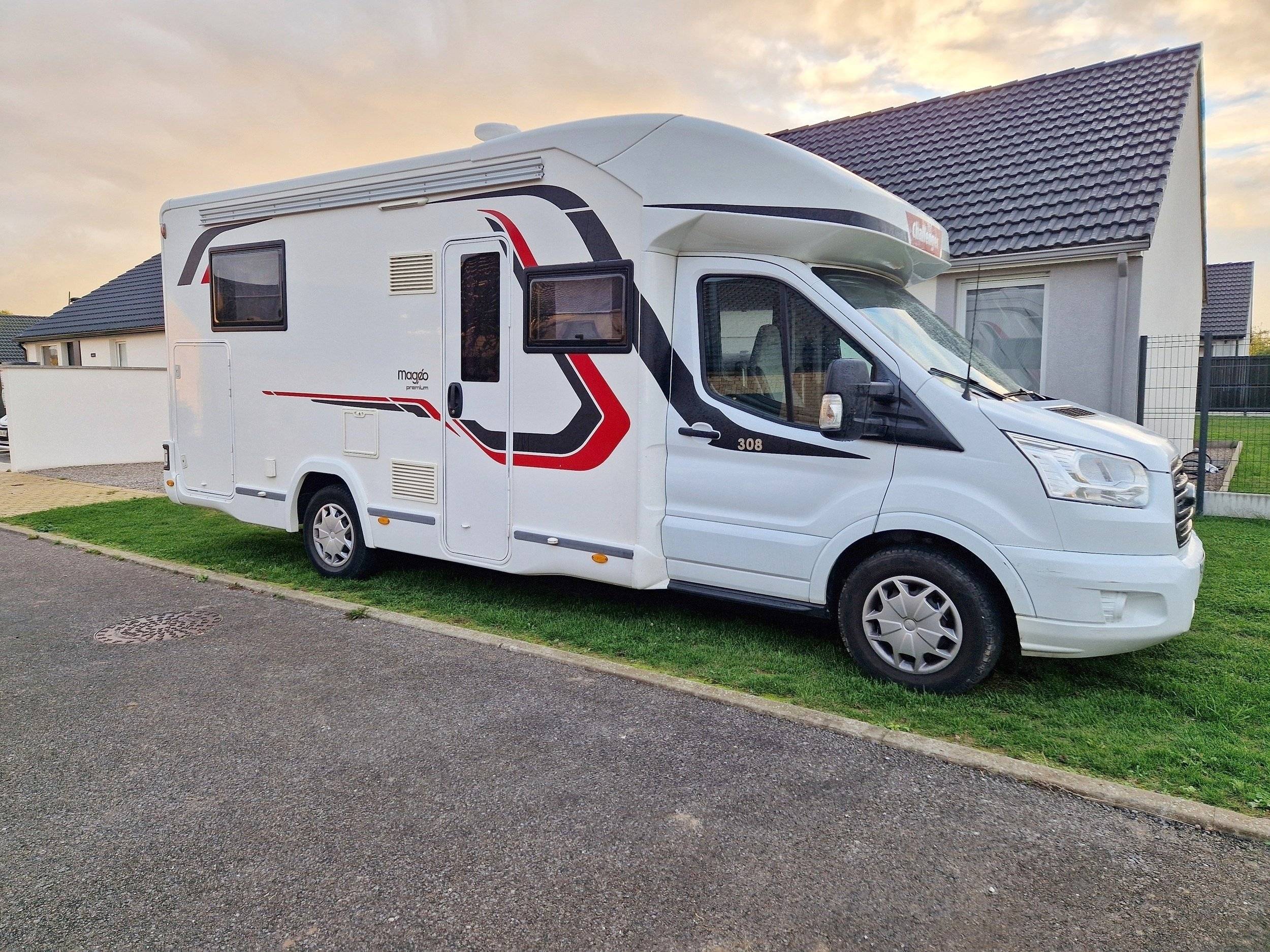 Vue avant de 3/4 Ford ford transit - Yescapa