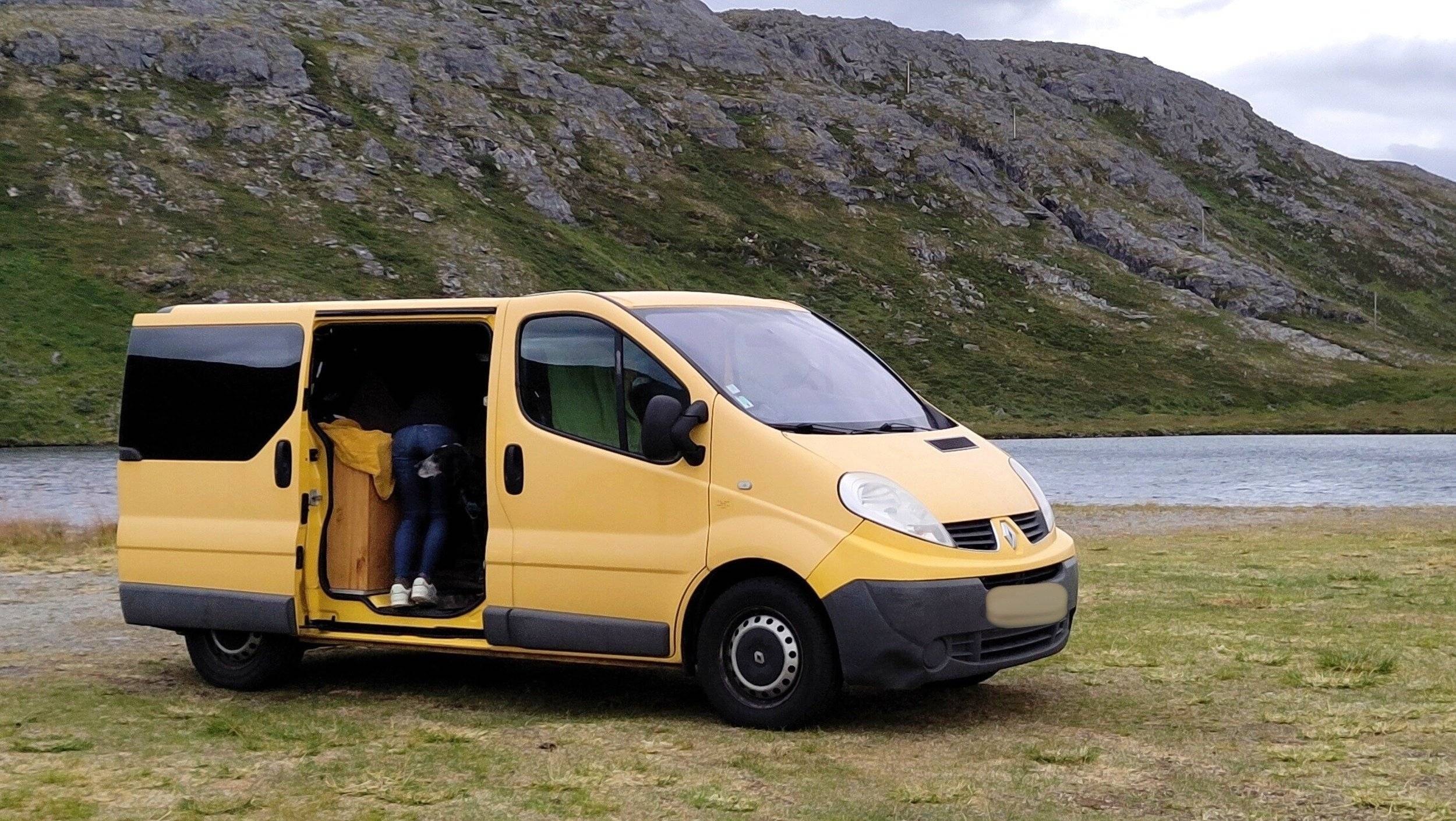 schräge Vorderansicht Renault Trafic - Yescapa