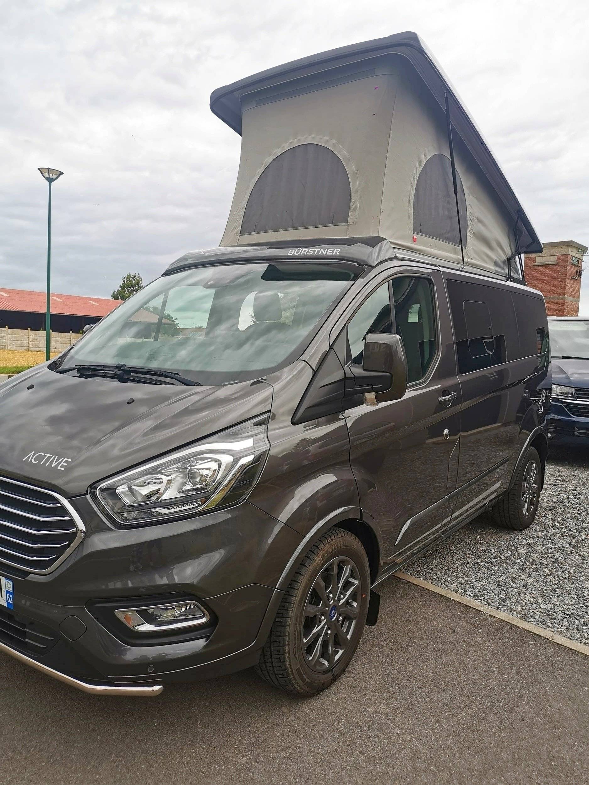 Vista frontale a ¾ Ford Transit 155cv - Yescapa