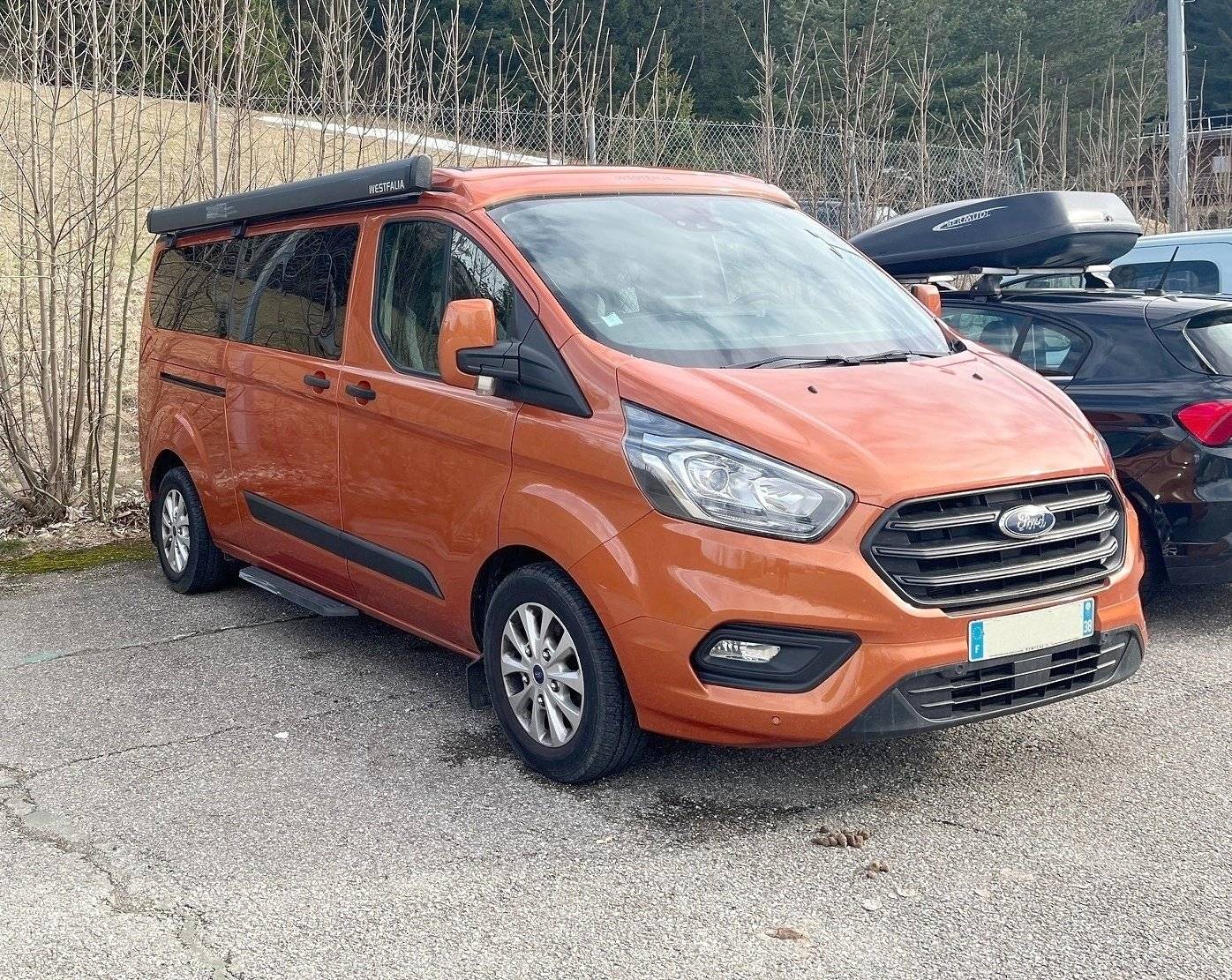 Vue avant de 3/4 Ford Custom 2,2 l 130 ch - Yescapa