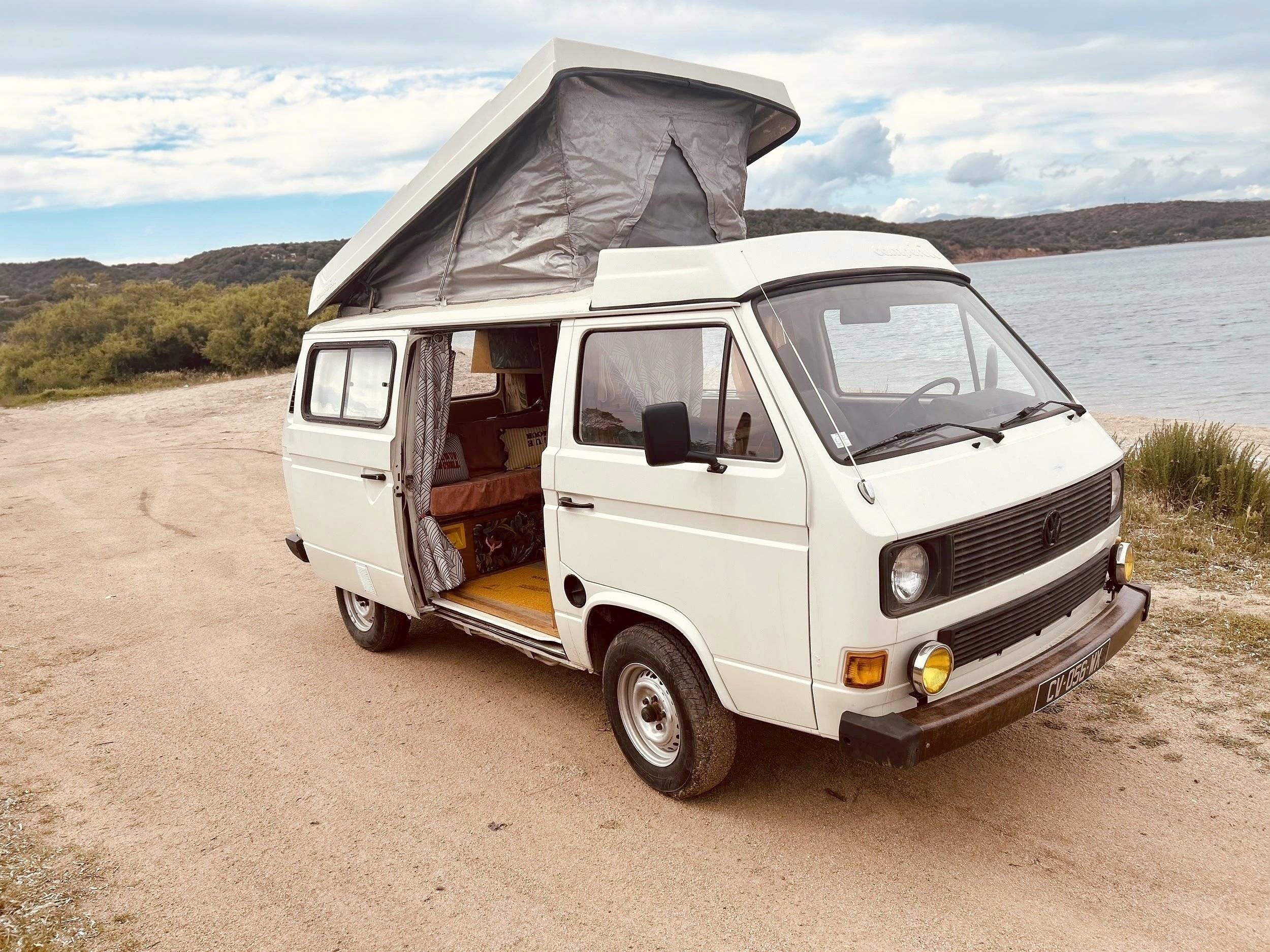Front view from 3/4 Volkswagen transporter t3 - Yescapa
