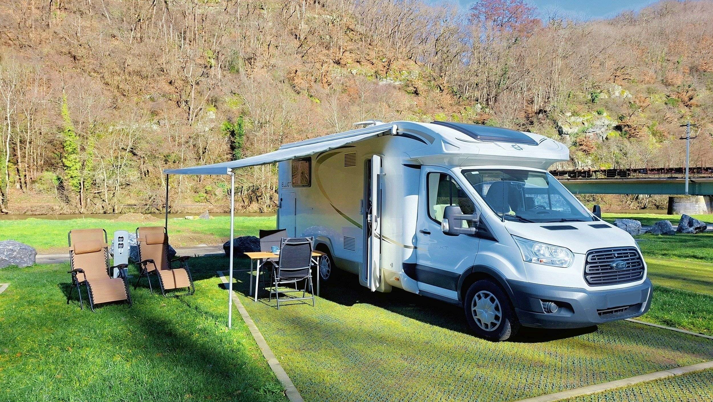 schräge Vorderansicht Ford - Yescapa