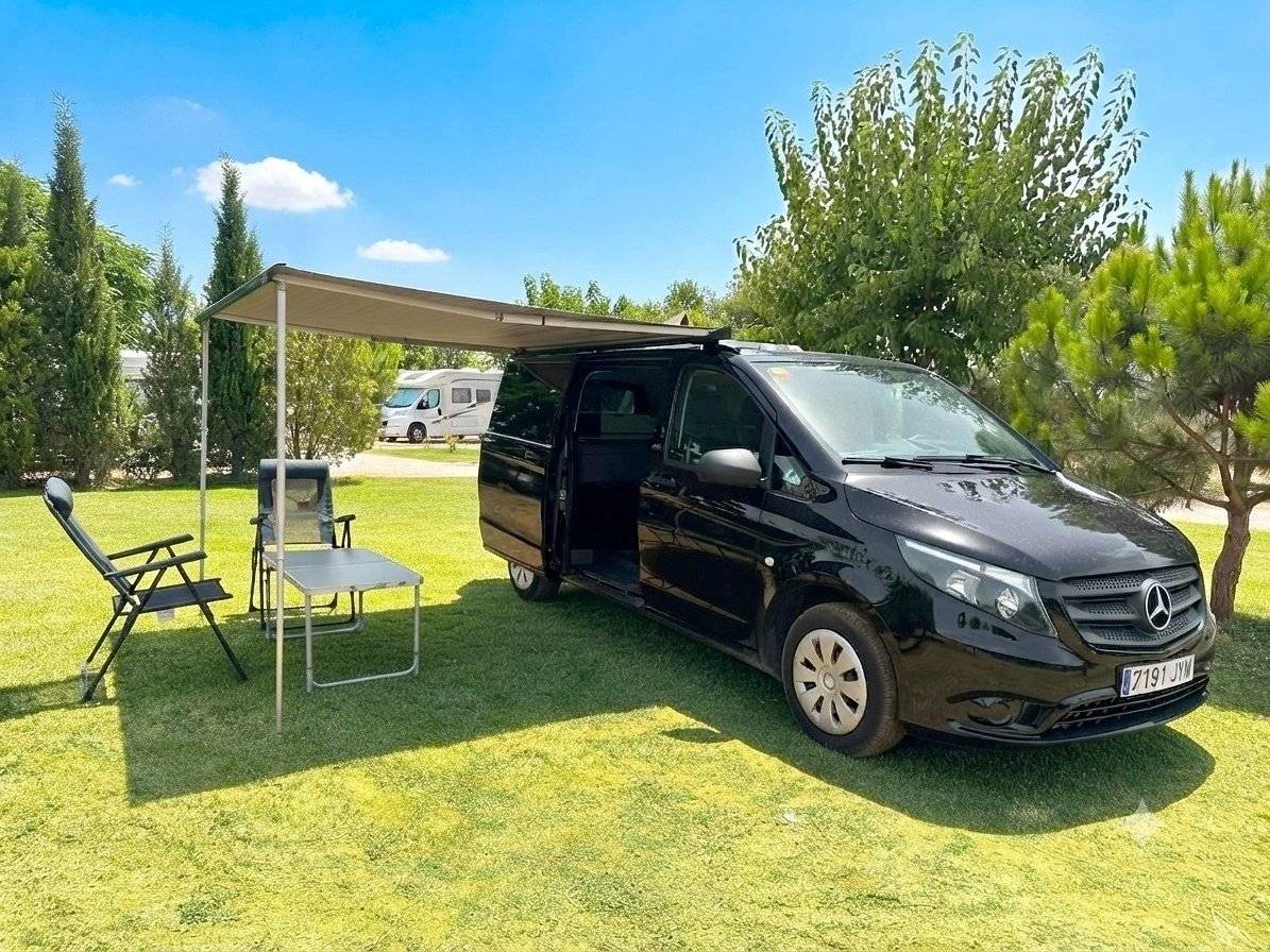 Vista del vehículo ángulo delantero Mercedes 1,6 l 114 ch - Yescapa