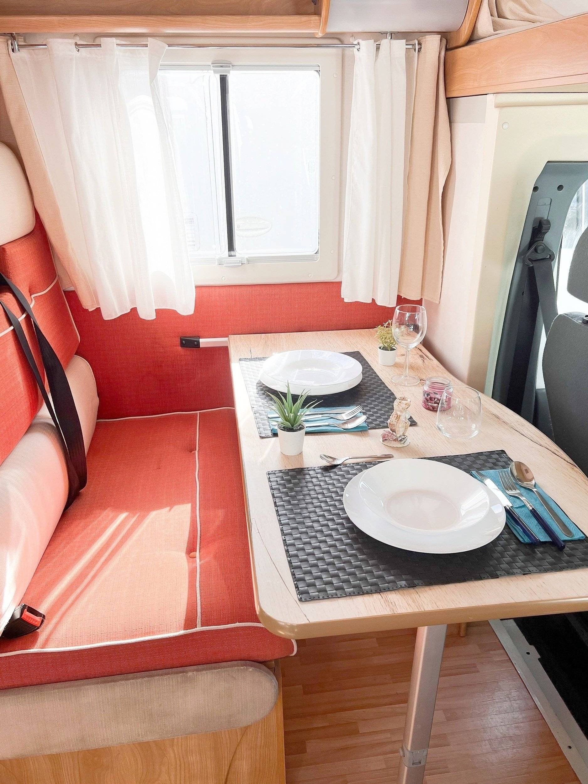 Dinette Ford Transit 2.0 TDI 140 CV - Yescapa