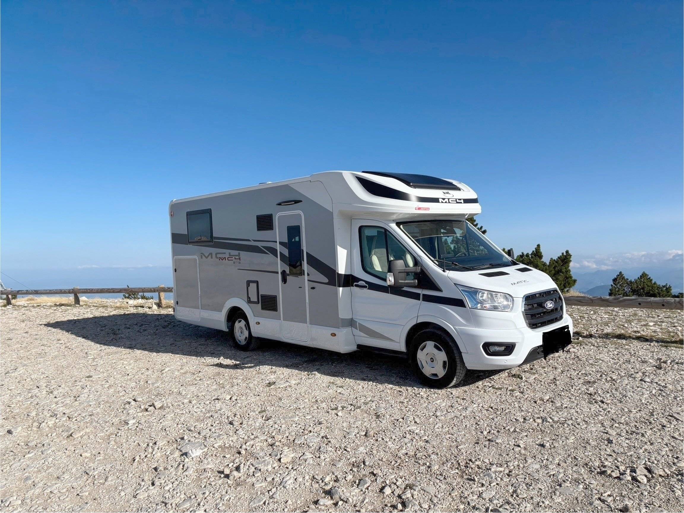 Front view from 3/4 Ford Transit 2,0 l 170 ch - Yescapa