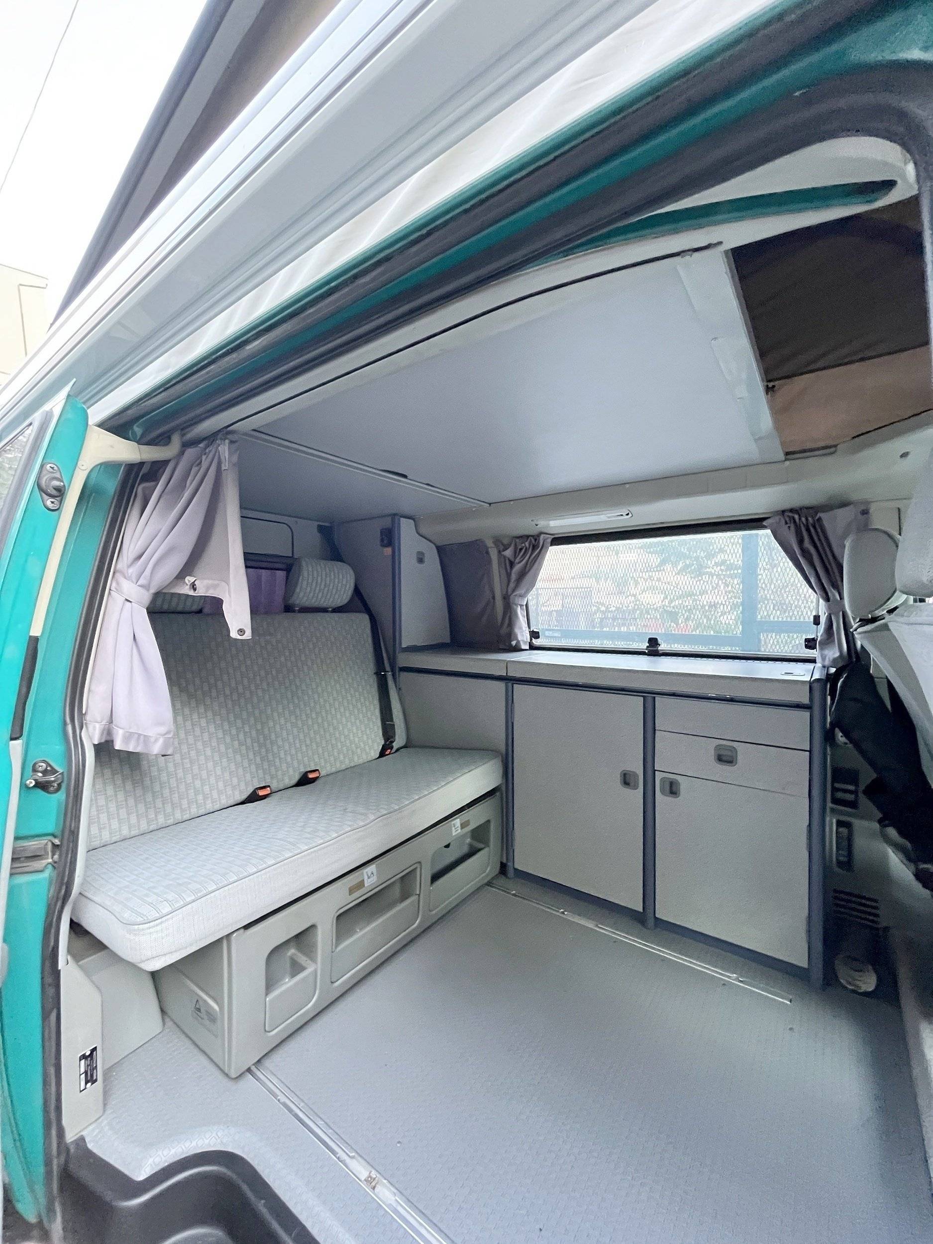 Área de jantar Volkswagen Volkswagen T4 California 2.5 TDI - Yescapa