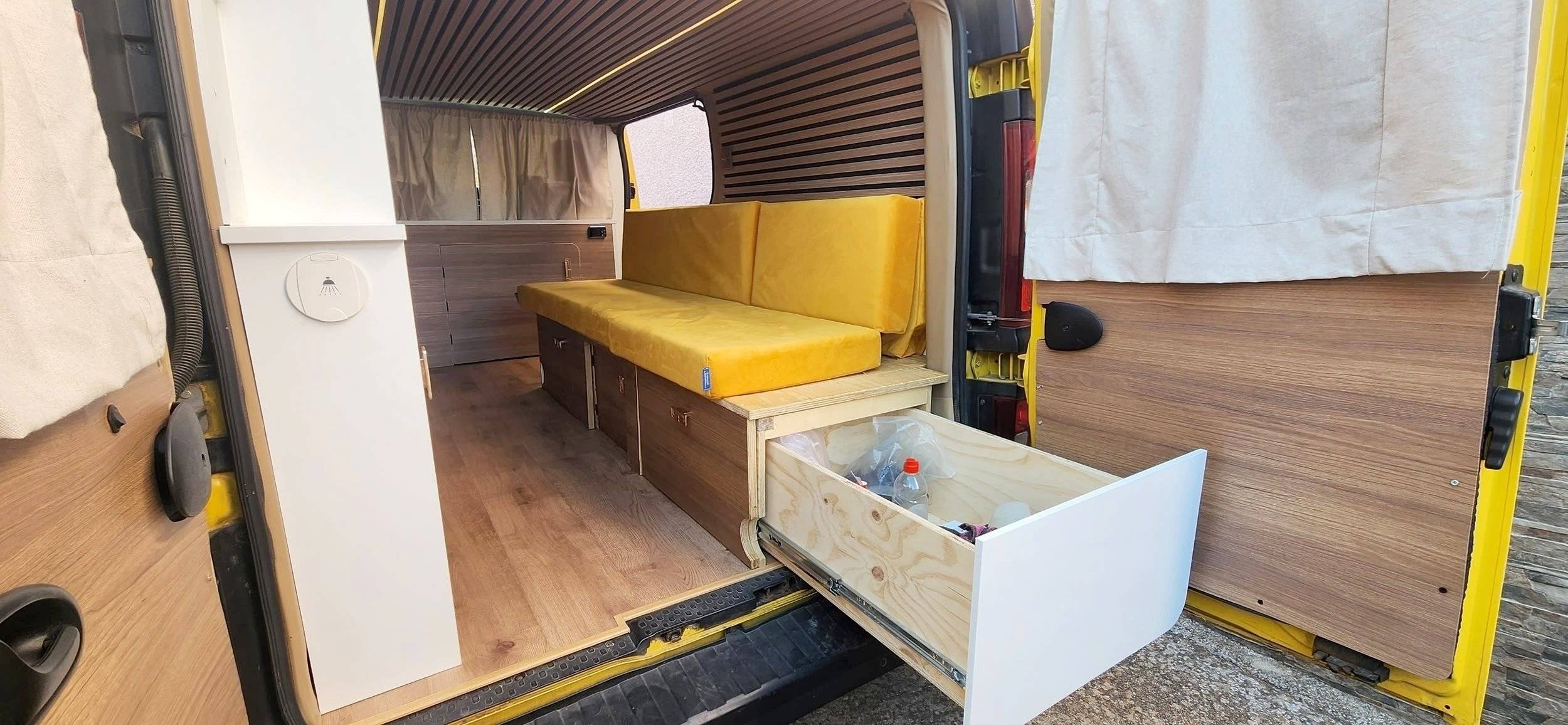 Slaapplaatsen Renault Trafic 1,6 l 90 ch - Yescapa