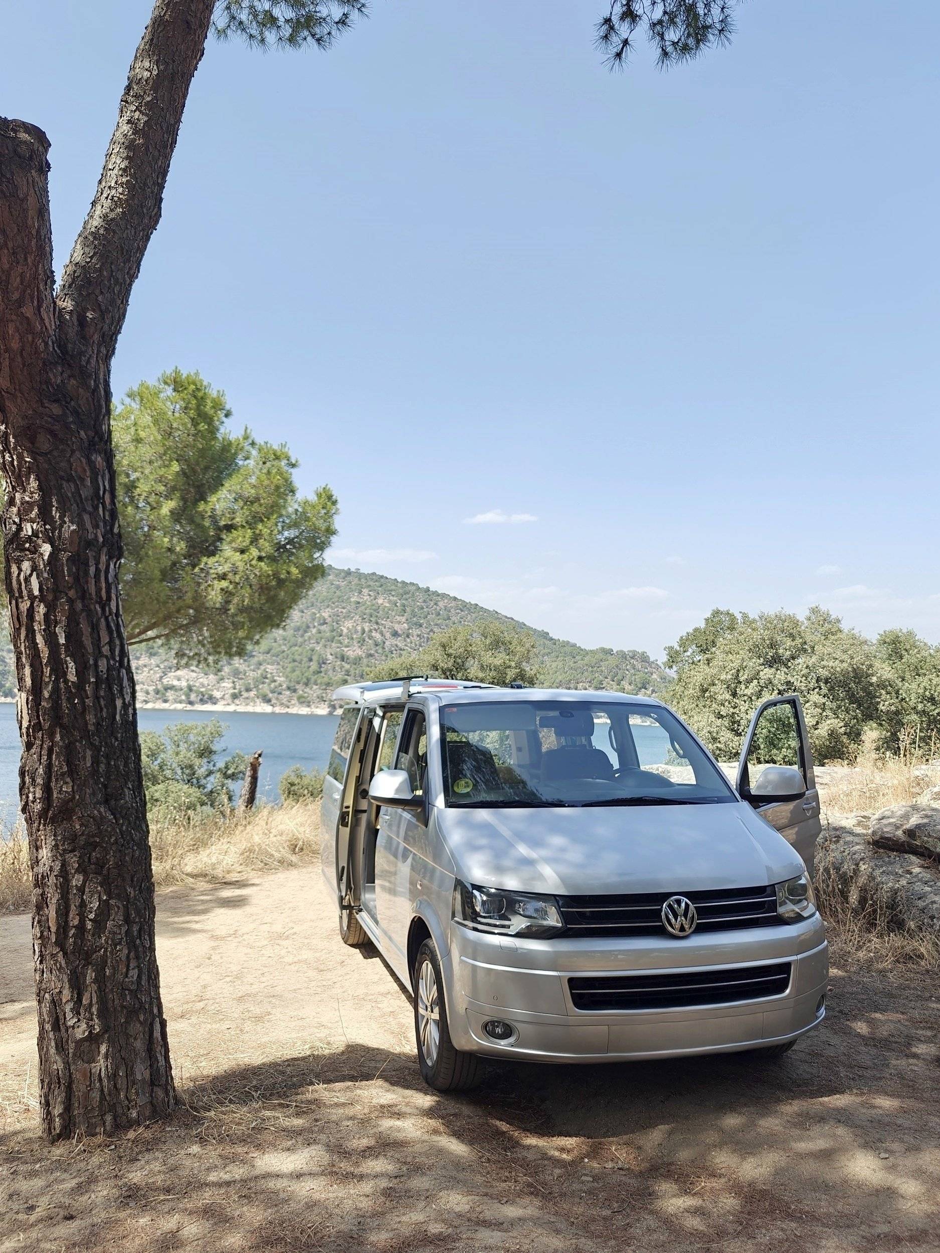 Front view from 3/4 Volkswagen MULTIVAN T5 179 CV - Yescapa