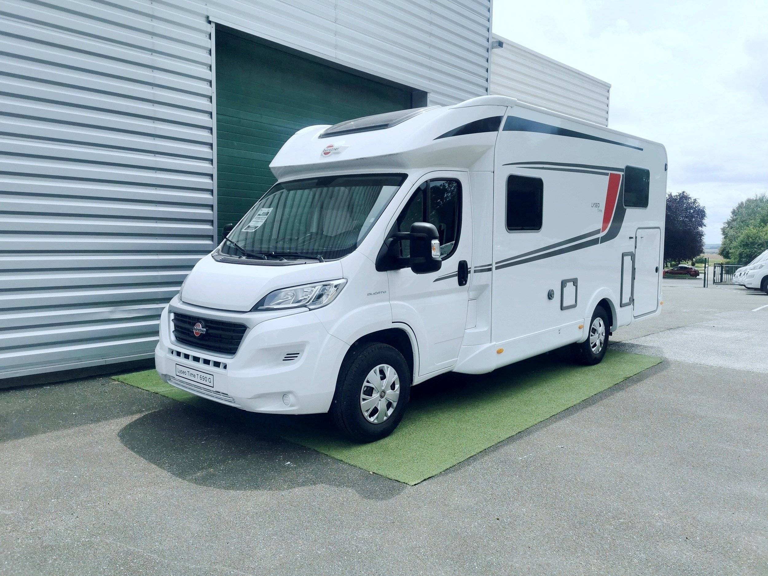 Vue avant de 3/4 Fiat 2,3 l 130 ch - Yescapa