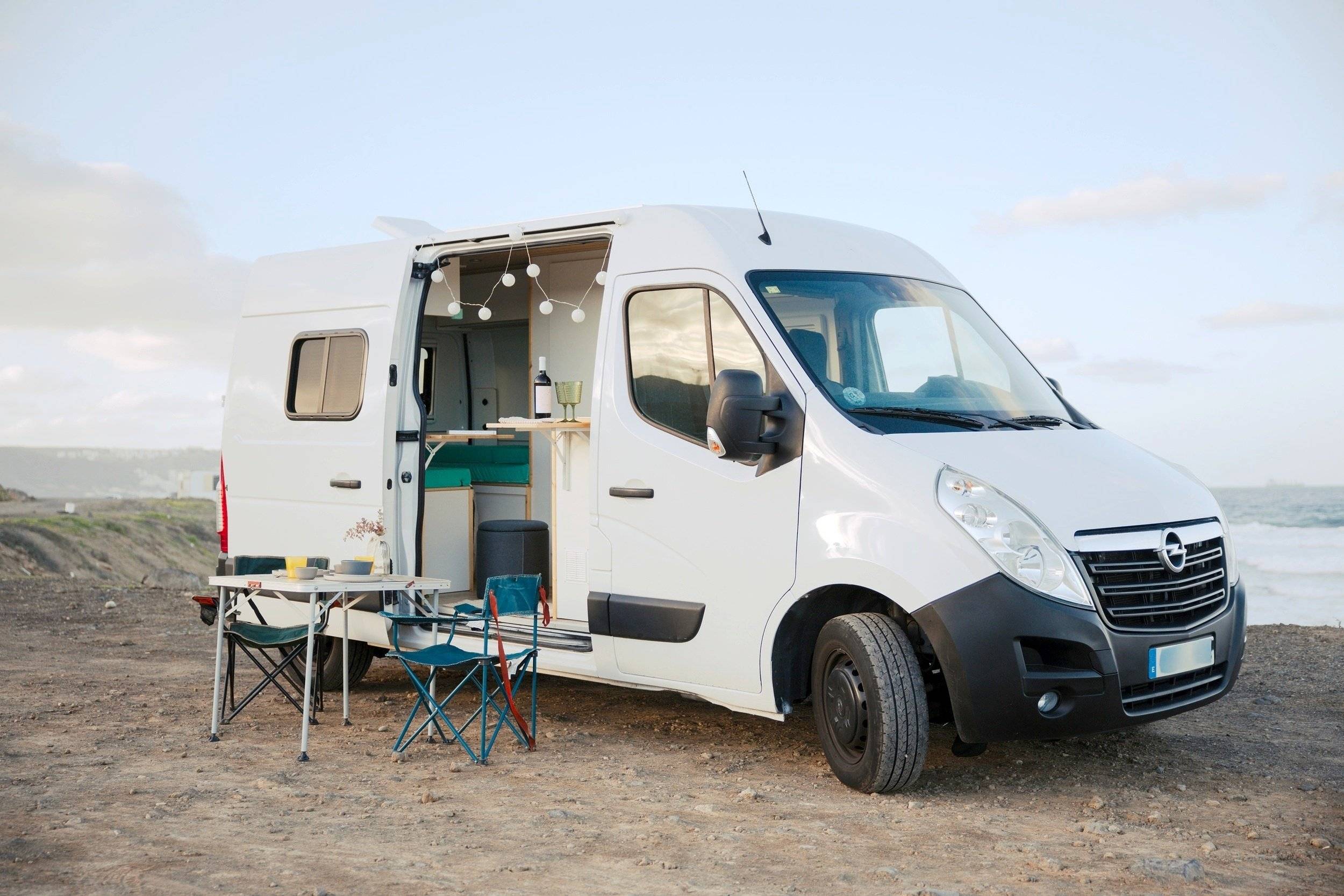 Front view from 3/4 Opel OPEL Movano L2H2 - Yescapa