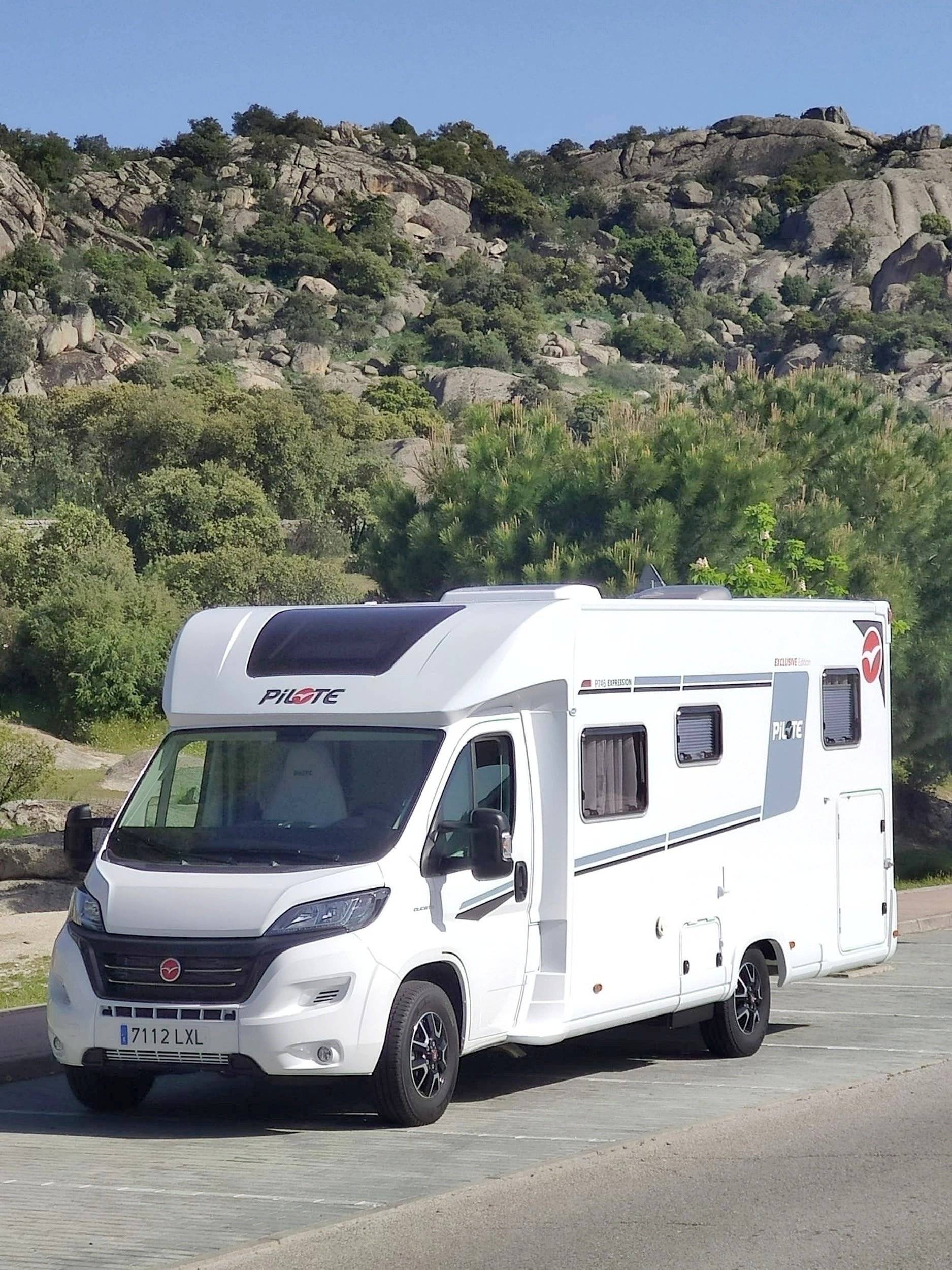 Front view from 3/4 Fiat Pilote Exclusive Edition 746 GJ - Yescapa