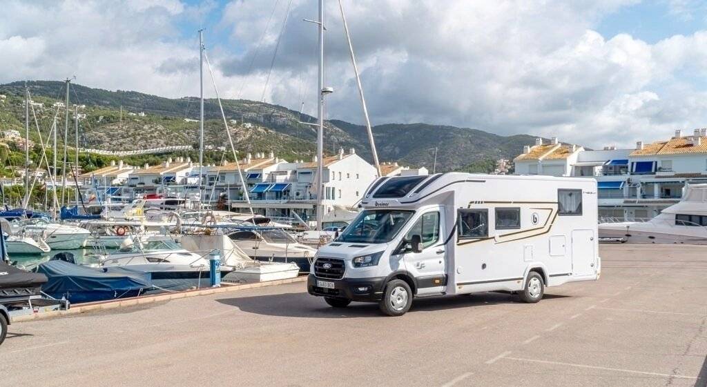 Voorkant 3/4 Ford Transit 2,2 l 155 ch - Yescapa
