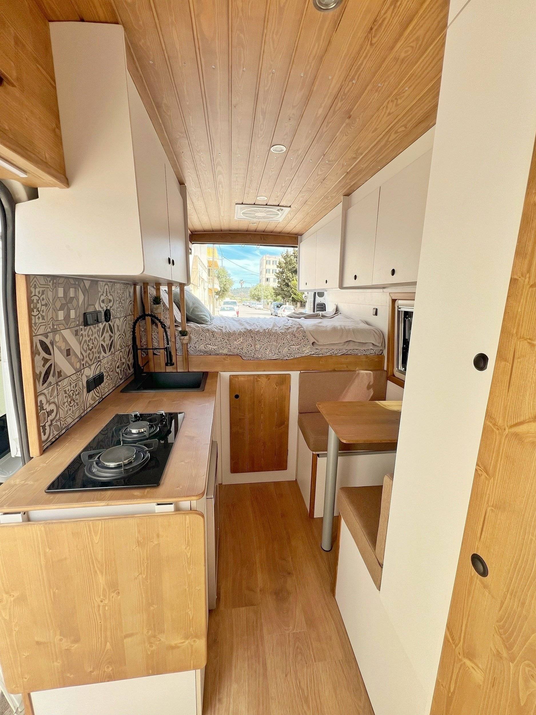 Dining Area Peugeot Boxer 2,2 l hdi 130 ch - Yescapa
