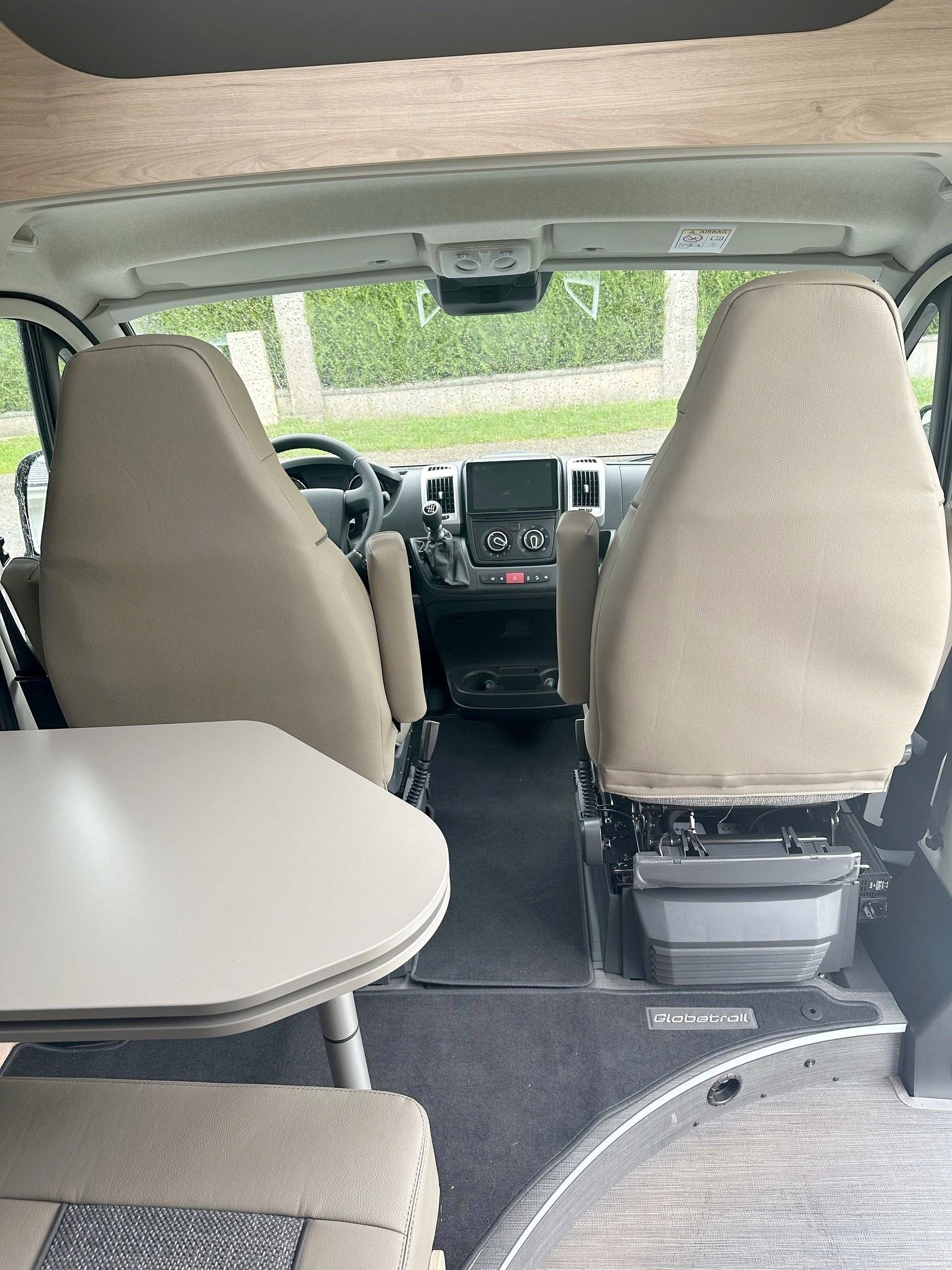 Fahrerbereich Peugeot Boxer 2,2l HDI 165 PS - Yescapa