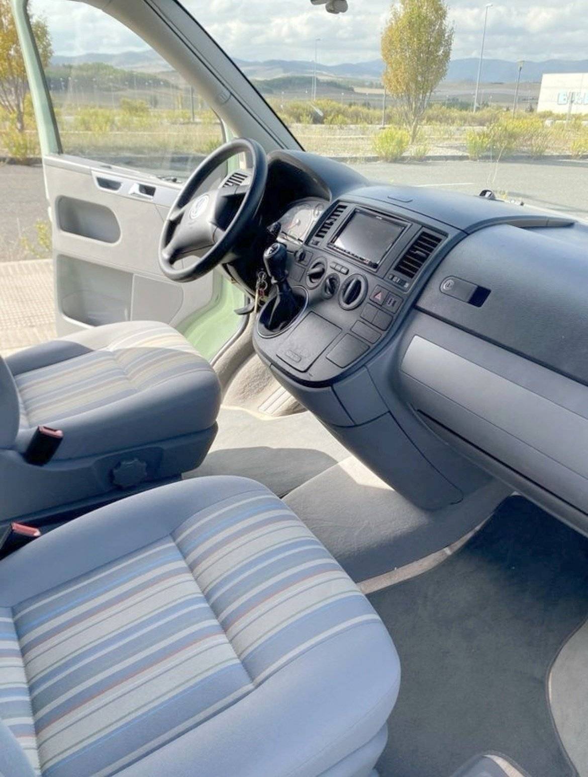 Menjador Volkswagen T5 2.5 TDI 130 - Yescapa