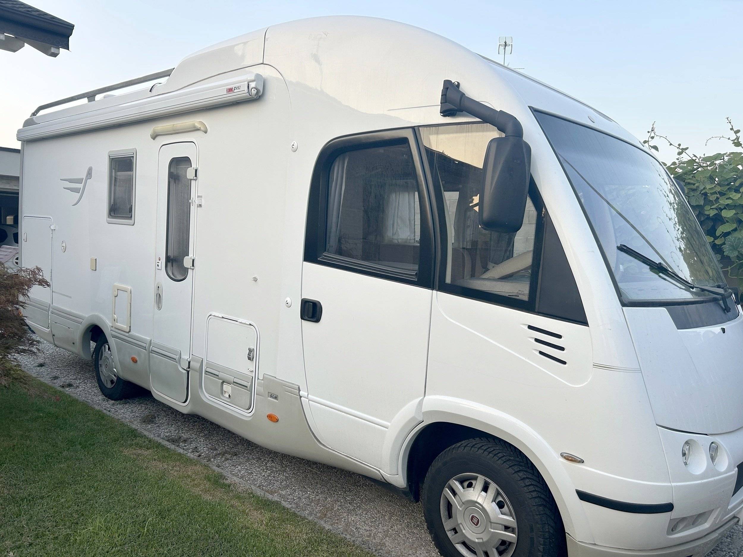 Front view from 3/4 Fiat DUCATO - Yescapa