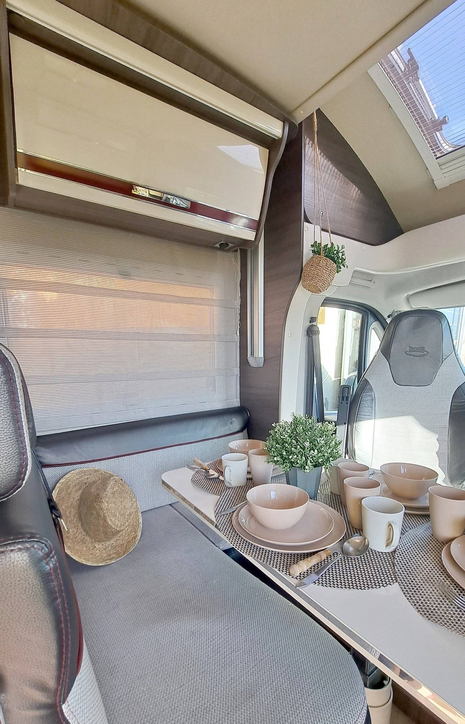 Dining Area Fiat Ducato 2,3 l Multijet 130 ch. - Yescapa