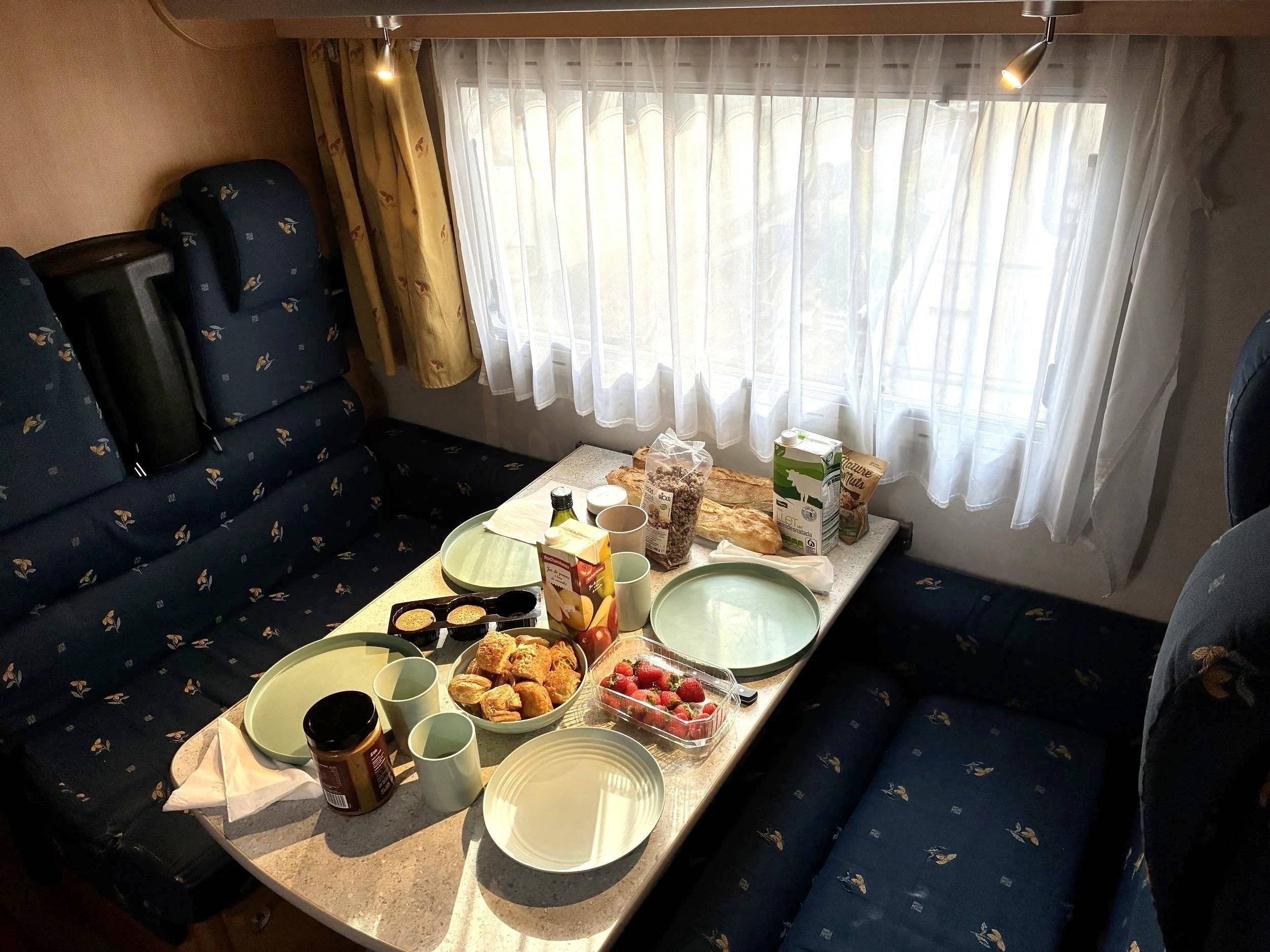 Dining Area Ford Transit 125 ch - Yescapa
