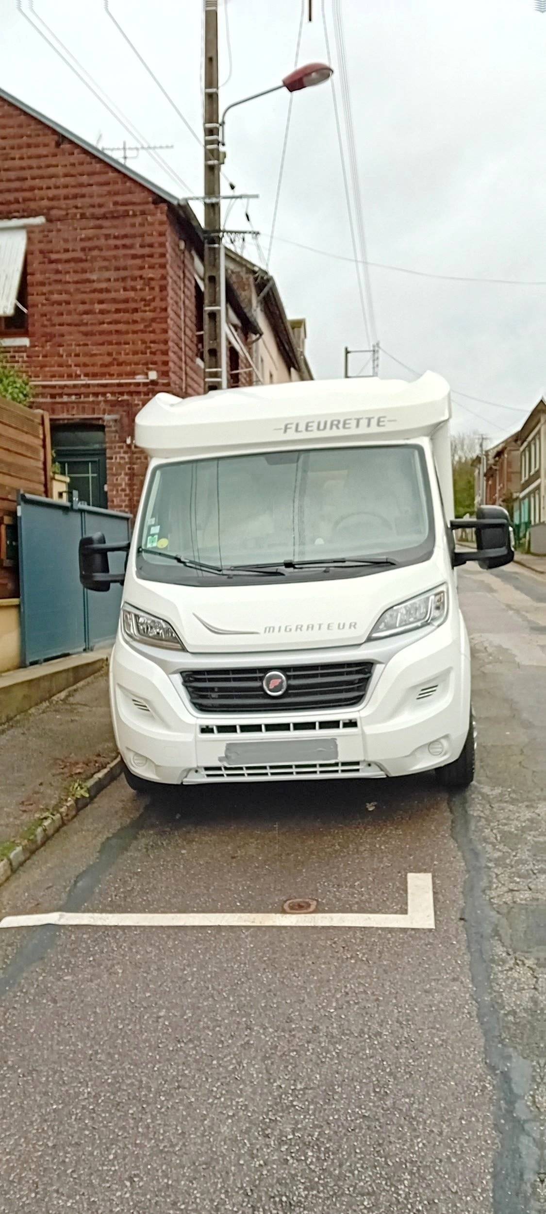 Vue avant de 3/4 Fiat 2,3 l 130 ch - Yescapa