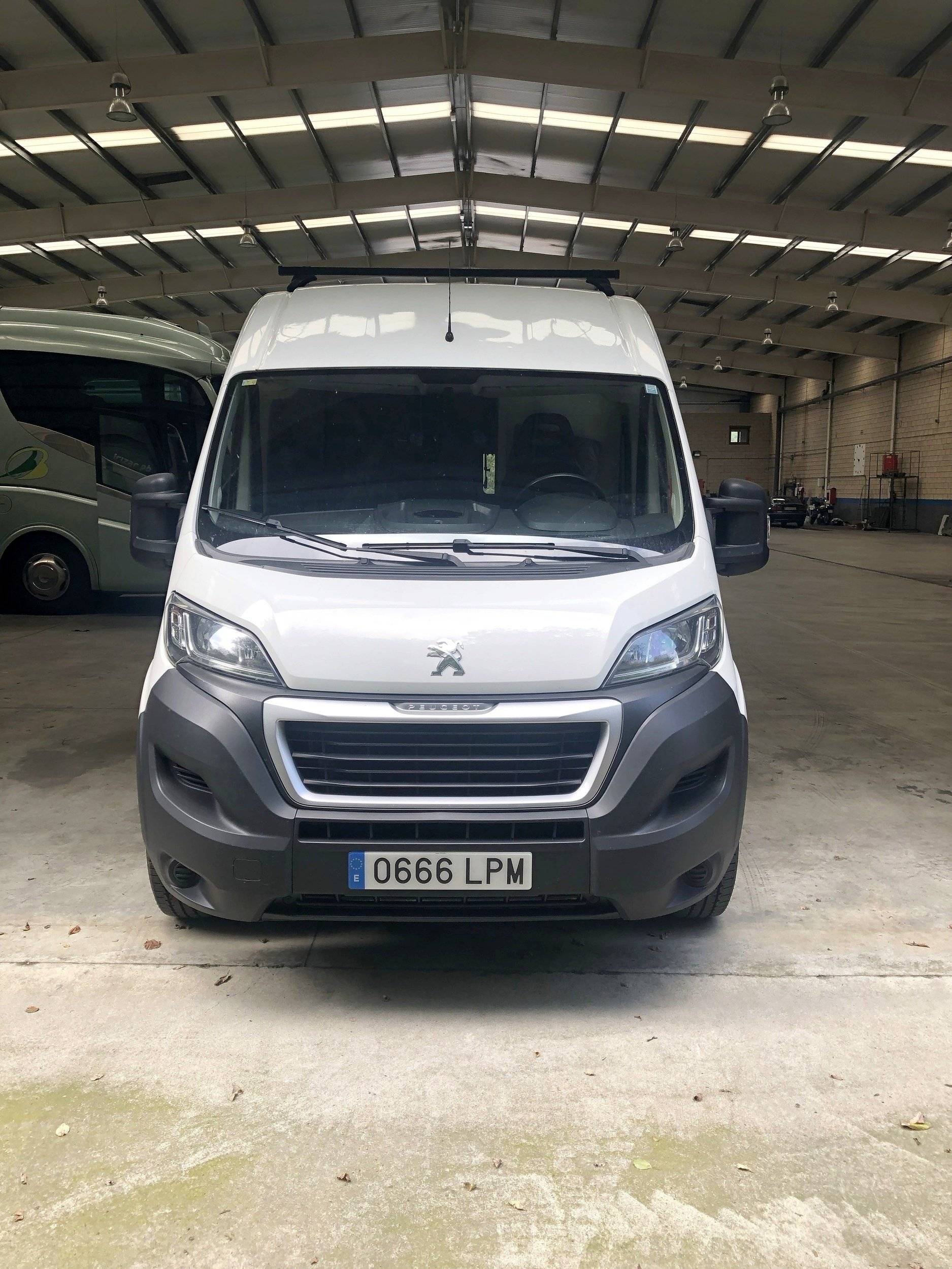 Vista de 3/4 Peugeot Boxer - Yescapa