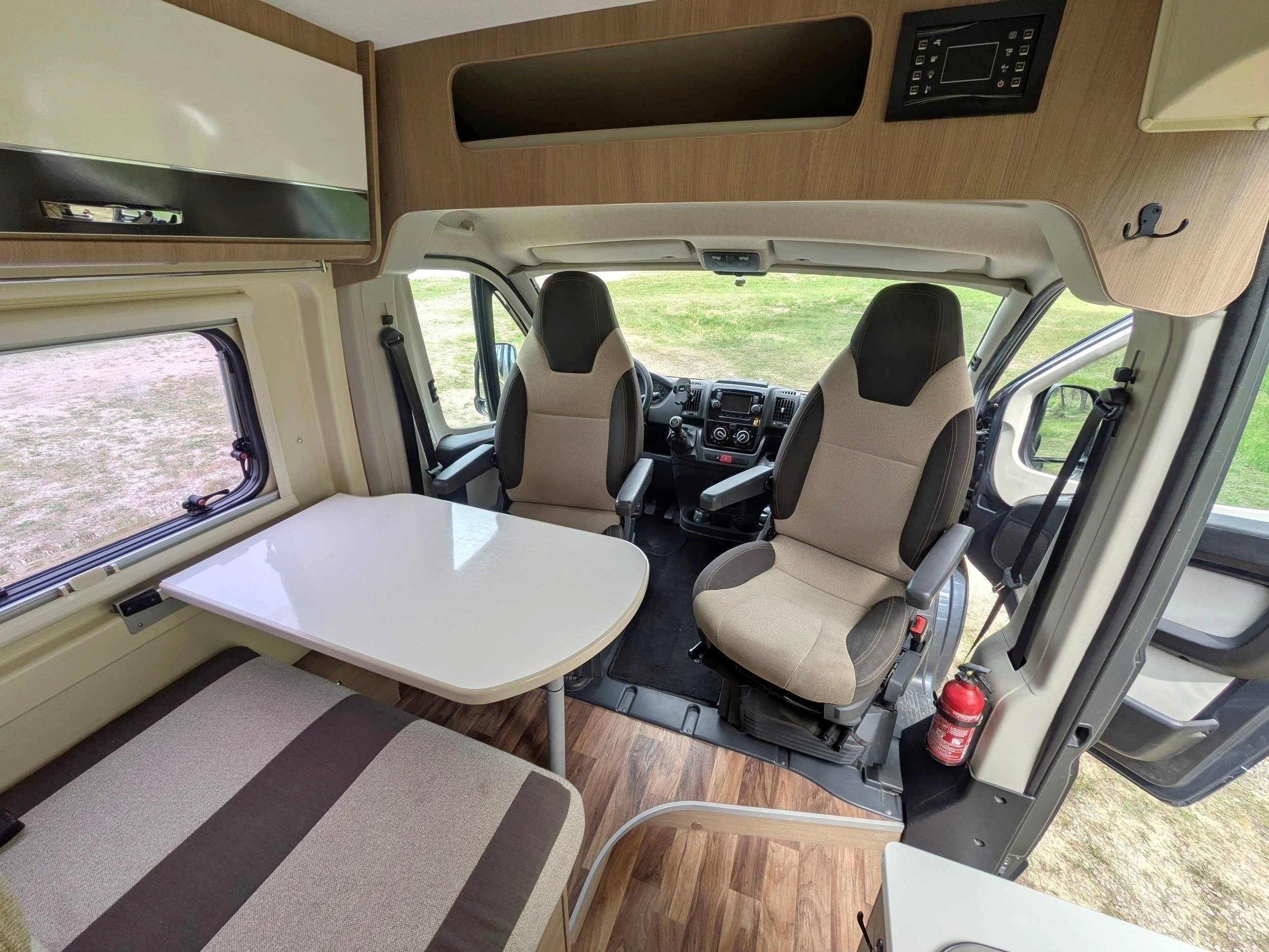 Dining Area Fiat Ducato 2,3 l Multijet 130 ch. - Yescapa