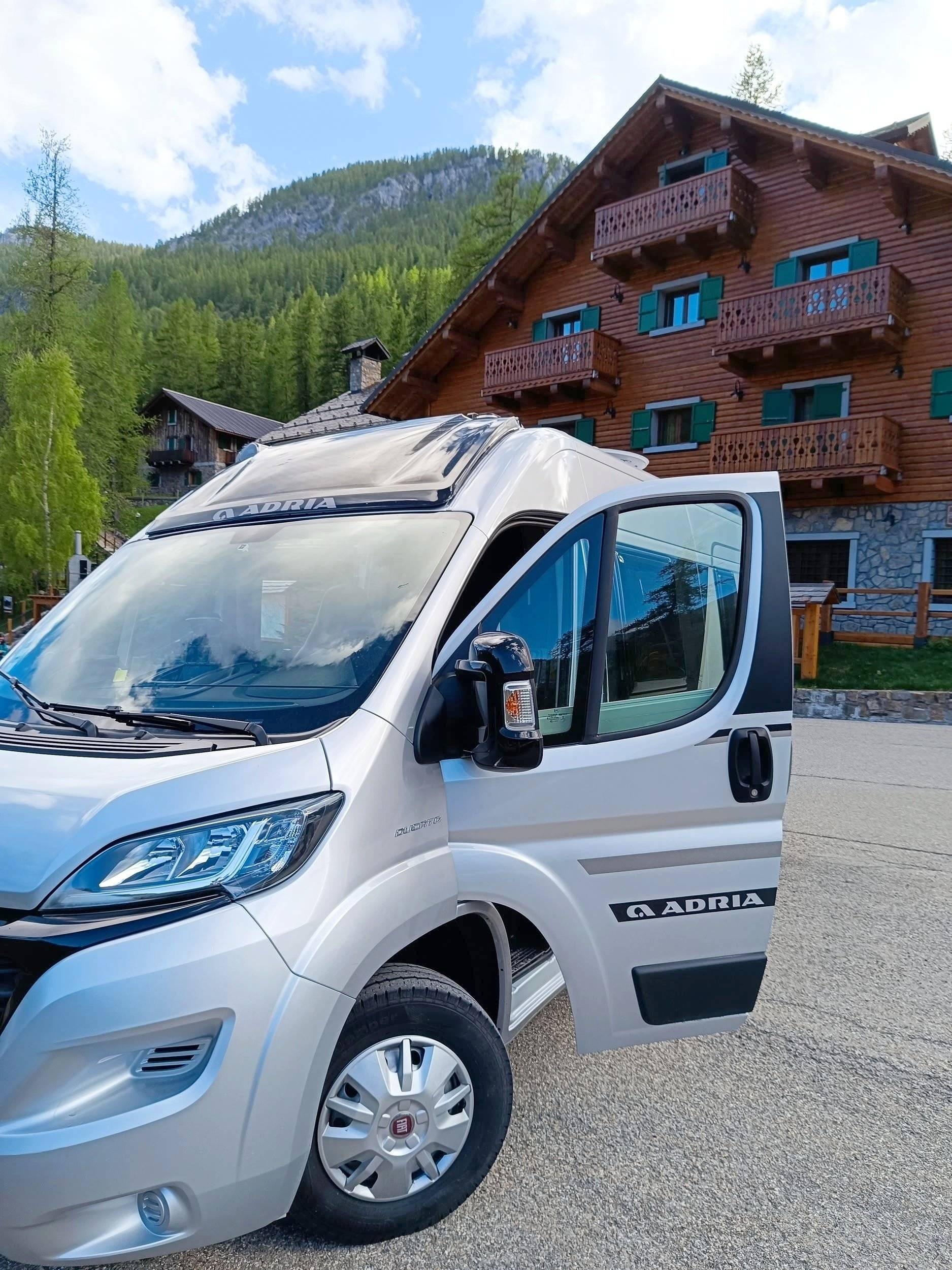 Vista frontale a ¾ Fiat ADRIA - Yescapa