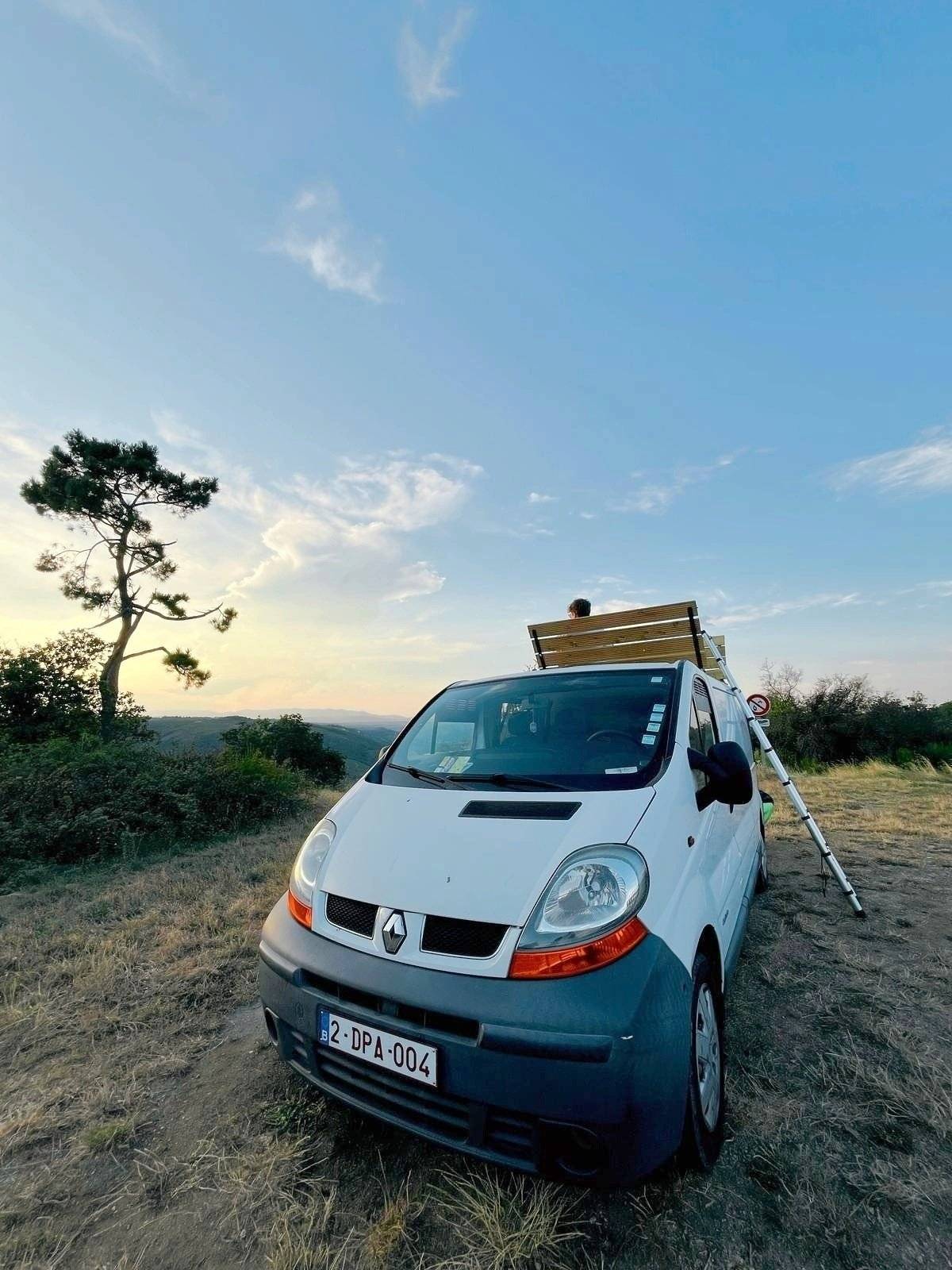 schräge Vorderansicht Renault Renault Trafic - Yescapa
