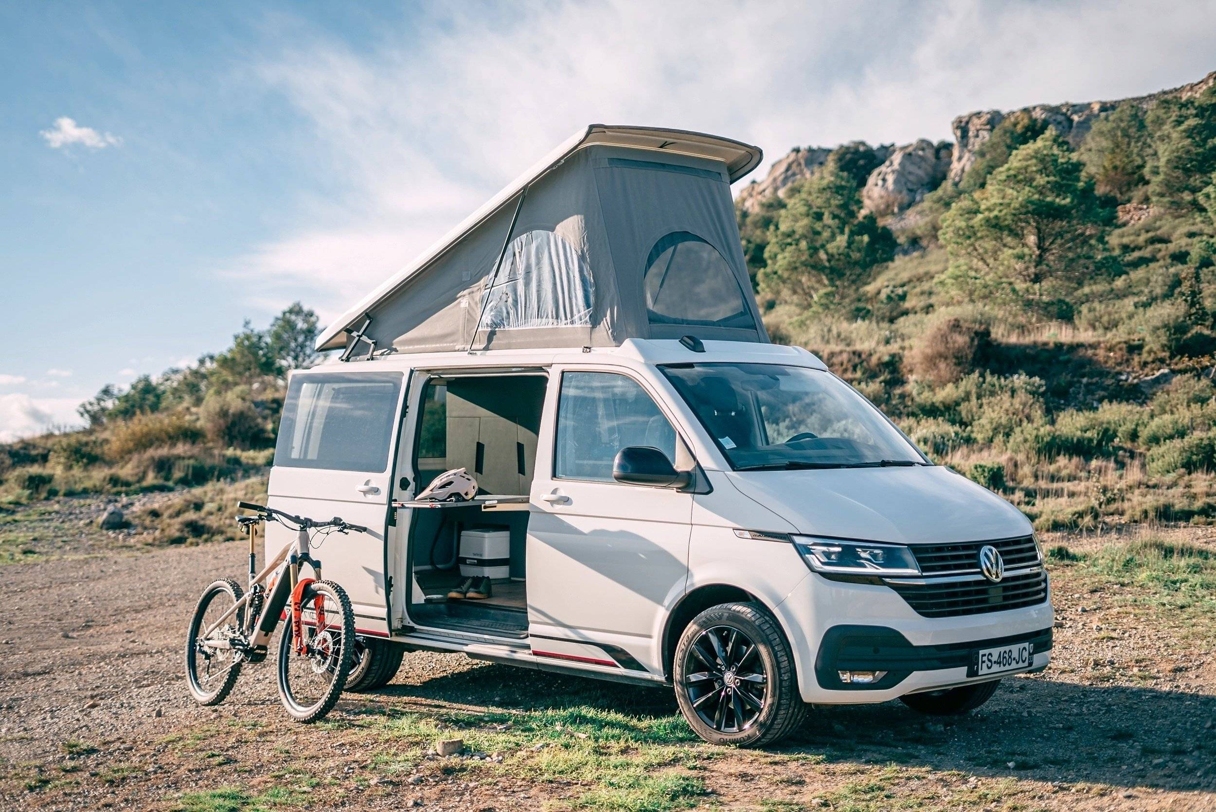 Front view from 3/4 Volkswagen Volkswagen T6.1 - Yescapa