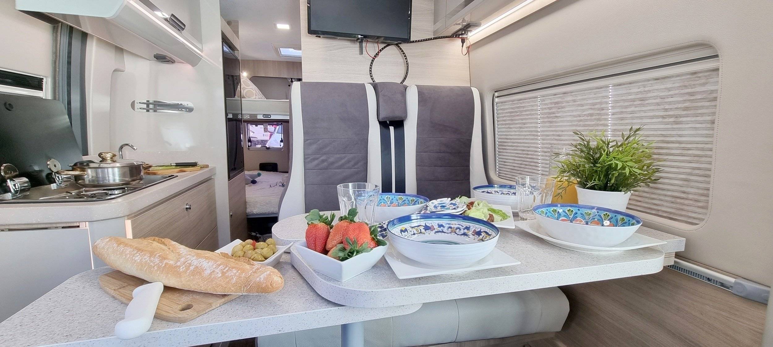 Dining Area Fiat E VAN 5 PREMIUM - Yescapa