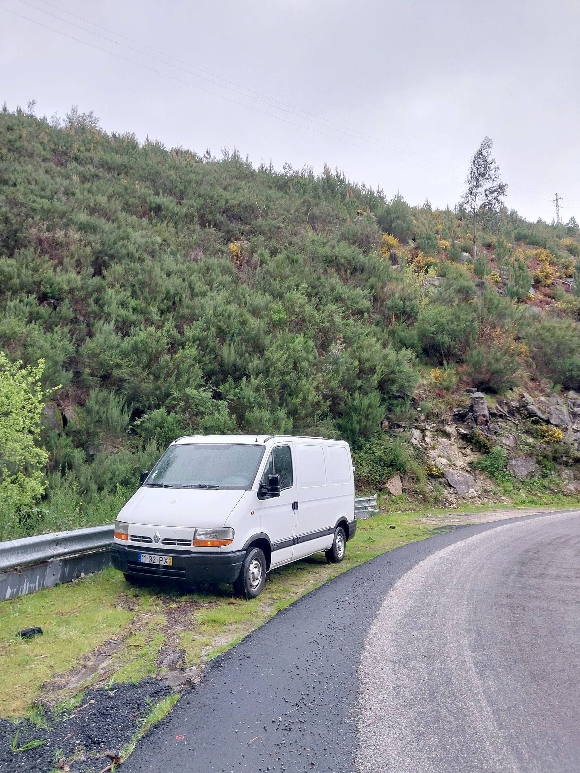 Vista de 3/4 Renault Master 2,5 l dCi 120 ch. - Yescapa