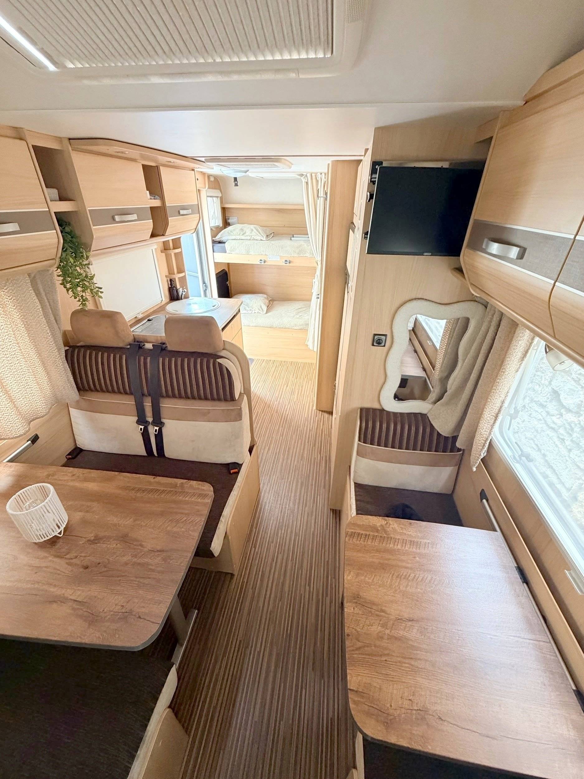 Dining Area Fiat 2,3 l 130 ch - Yescapa