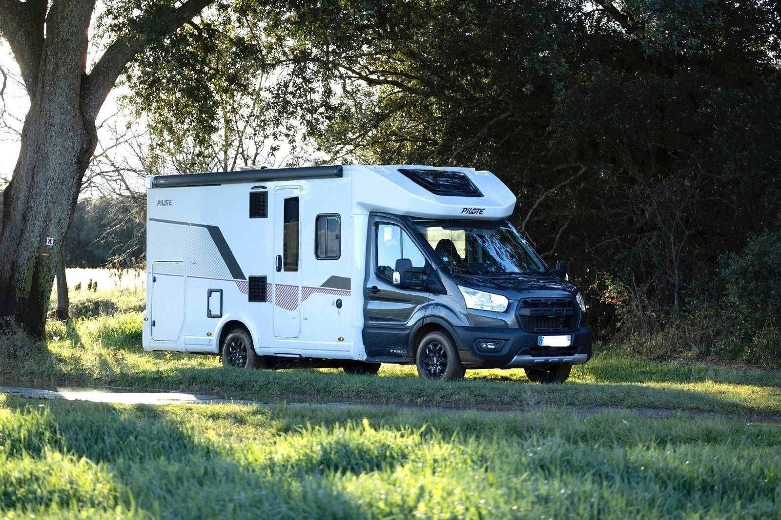 schräge Vorderansicht Ford Ford 170 CV BOITE AUTO - Yescapa