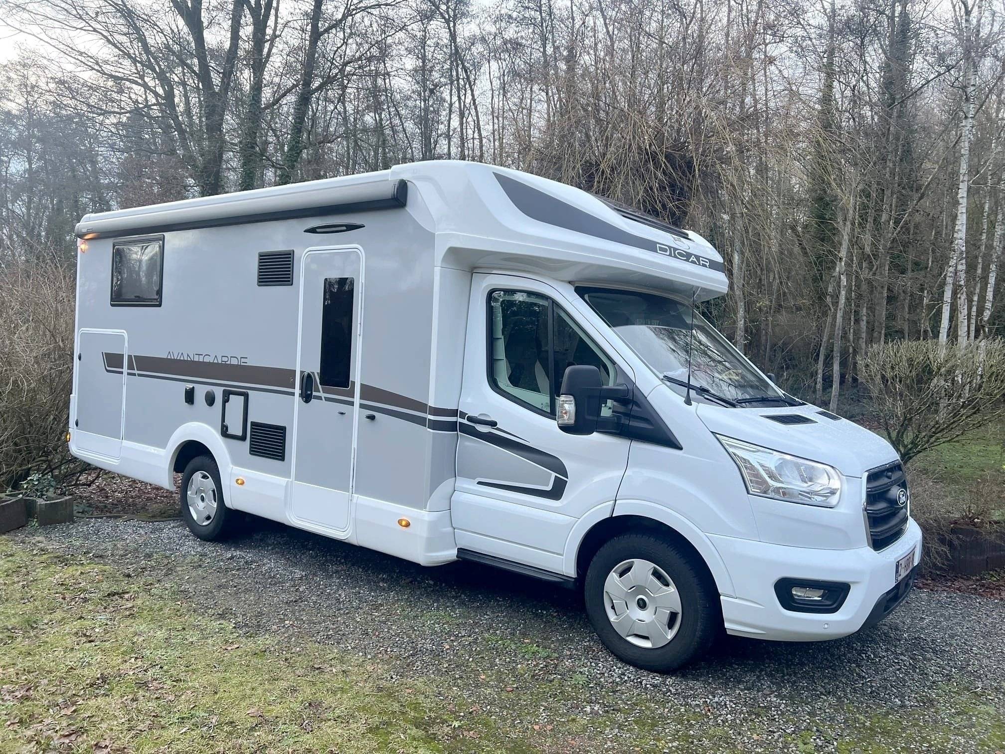 Vista de 3/4 Ford Transit 2.0 TDI 170 CV - Yescapa