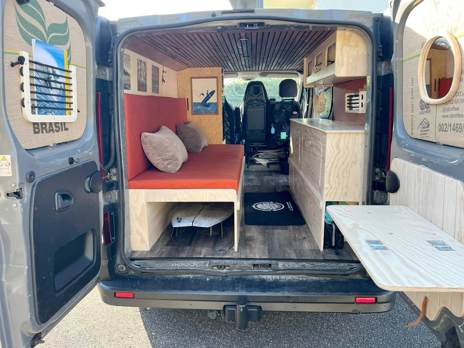 Vista del vehículo ángulo delantero Renault Trafic 3 - Yescapa