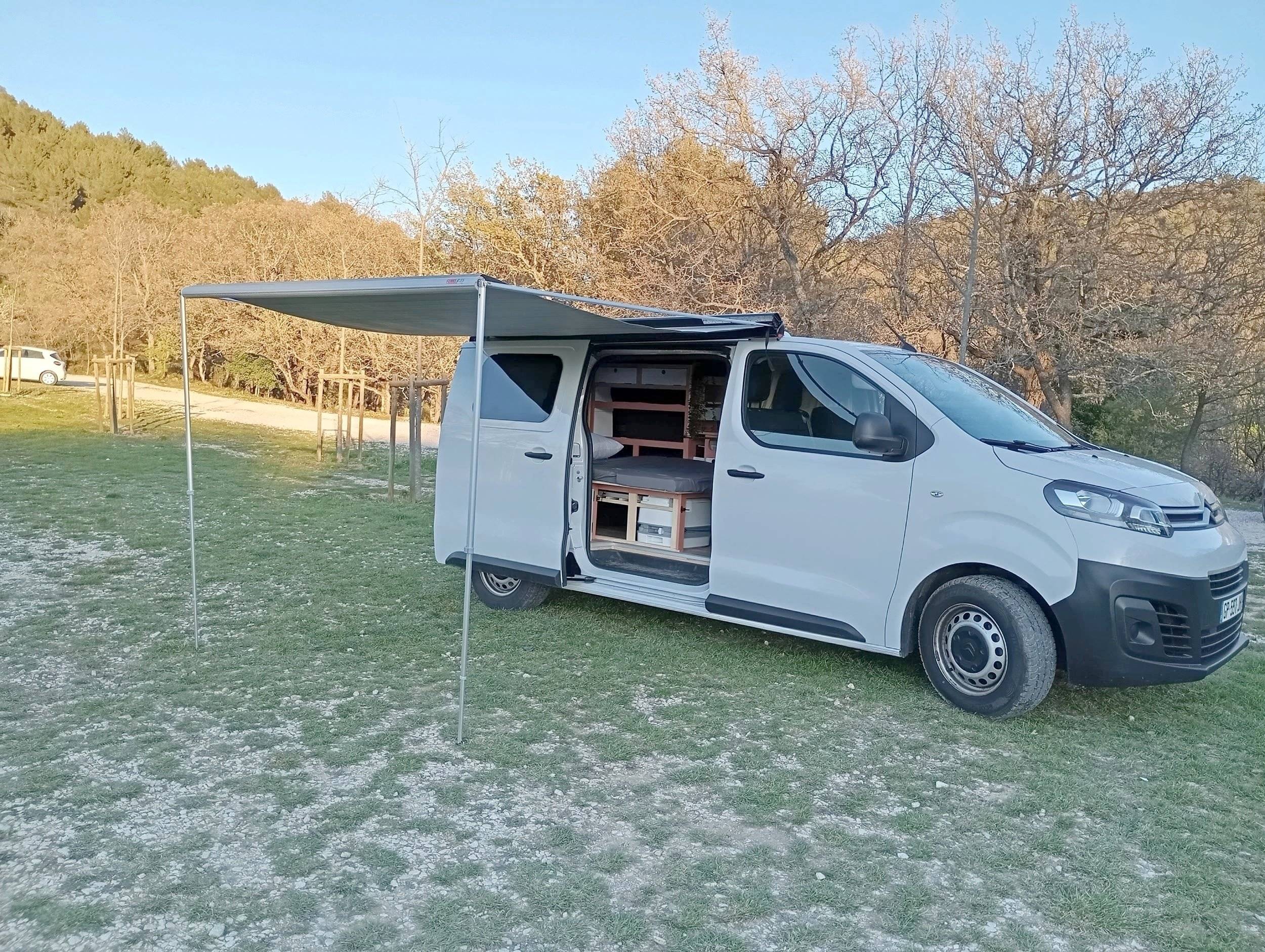 Vista del vehículo ángulo delantero Citroën Jumpy 2,2 l 120 ch - Yescapa