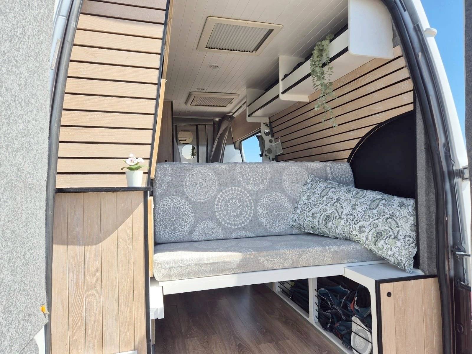 Dining Area Ford transit 2,4 - Yescapa